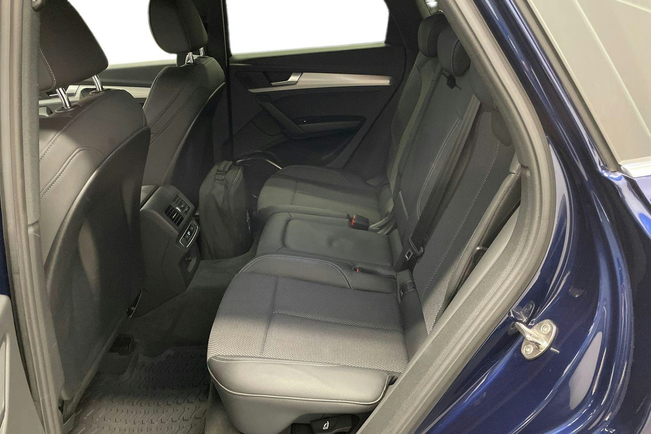 sininen Audi Q5 2021 kuva 10.
