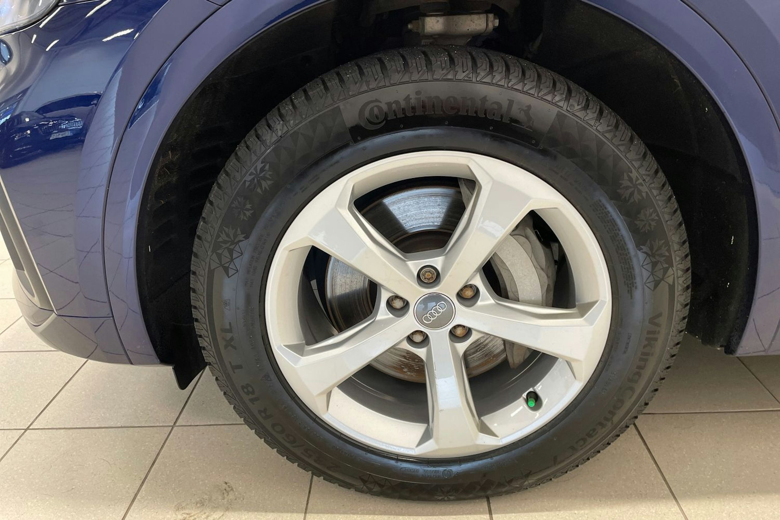 sininen Audi Q5 2021 kuva 11.