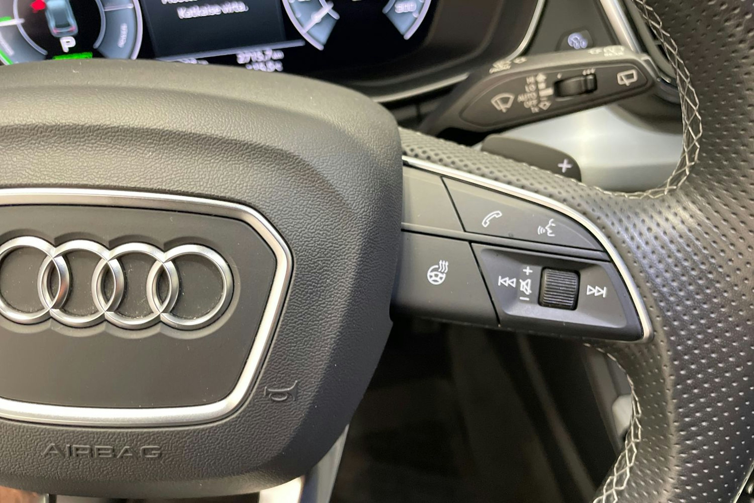 sininen Audi Q5 2021 kuva 15.