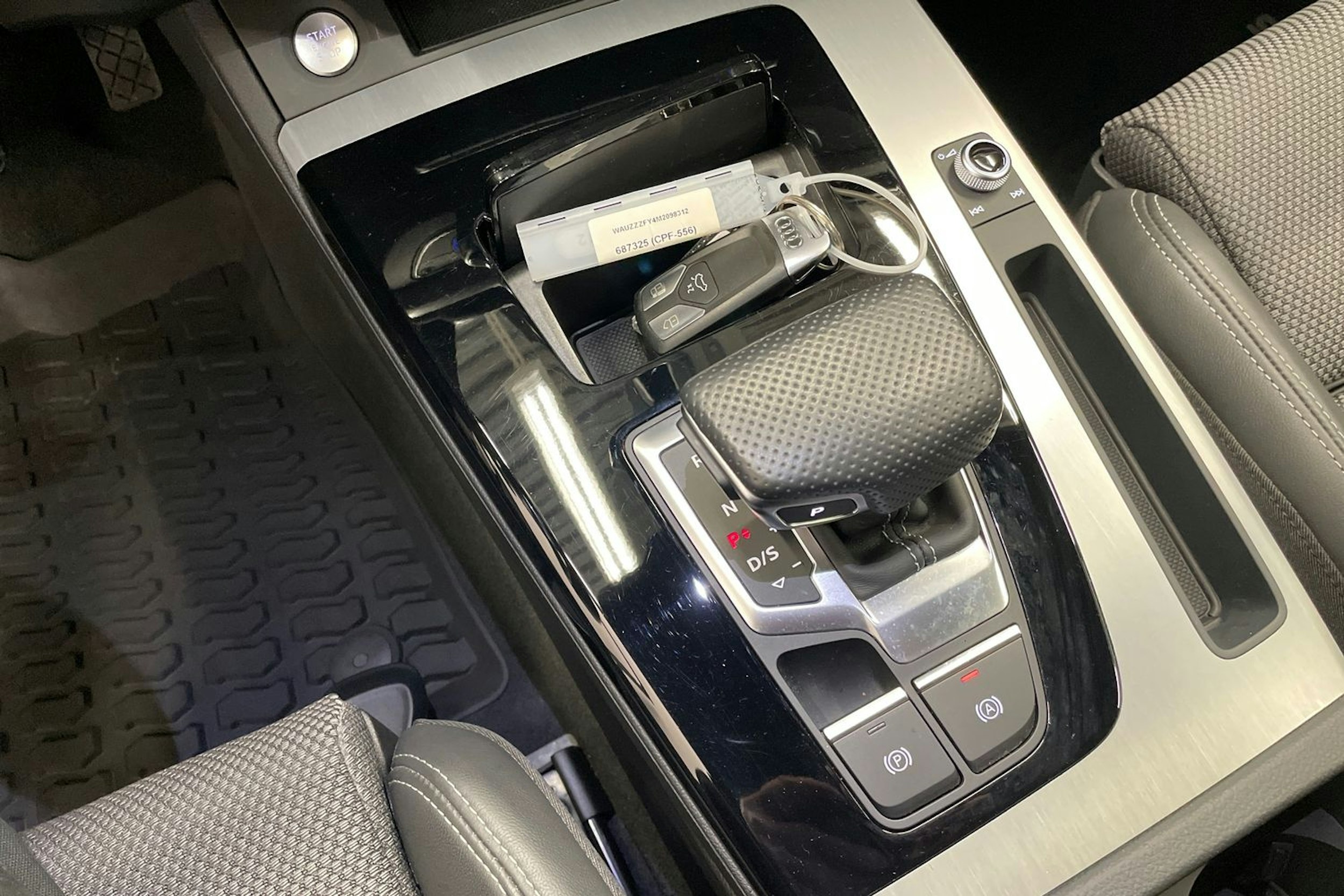 sininen Audi Q5 2021 kuva 17.