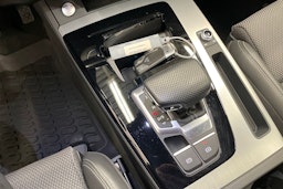 sininen Audi Q5 2021 kuva 17.