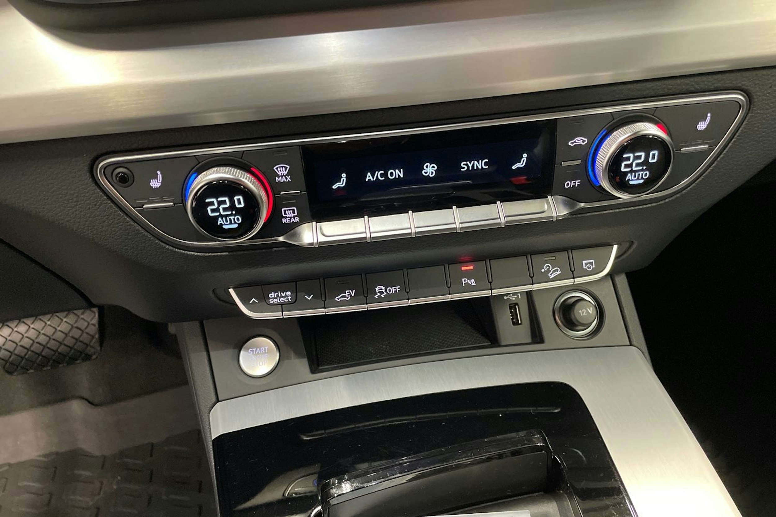 sininen Audi Q5 2021 kuva 19.