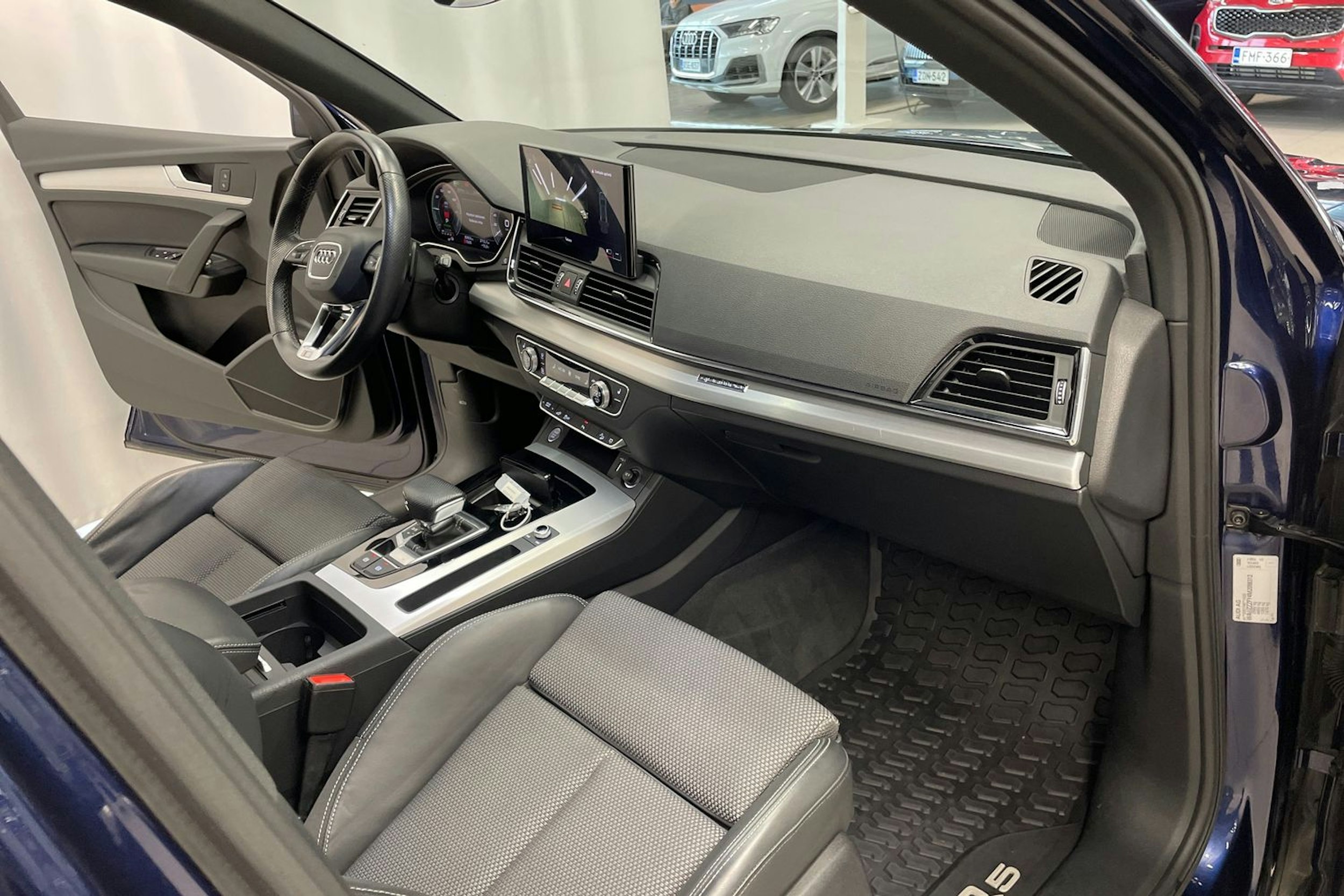sininen Audi Q5 2021 kuva 26.