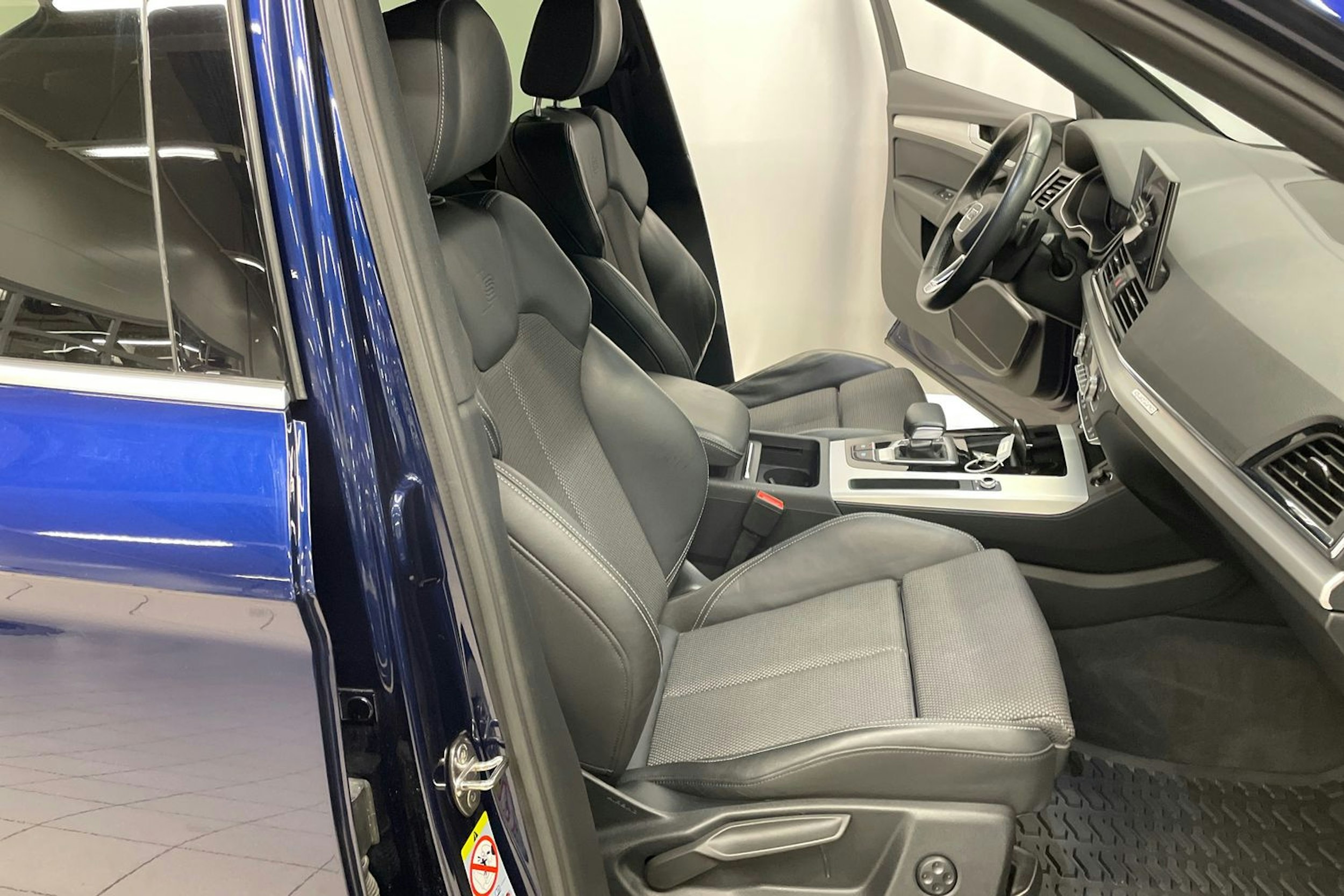 sininen Audi Q5 2021 kuva 27.