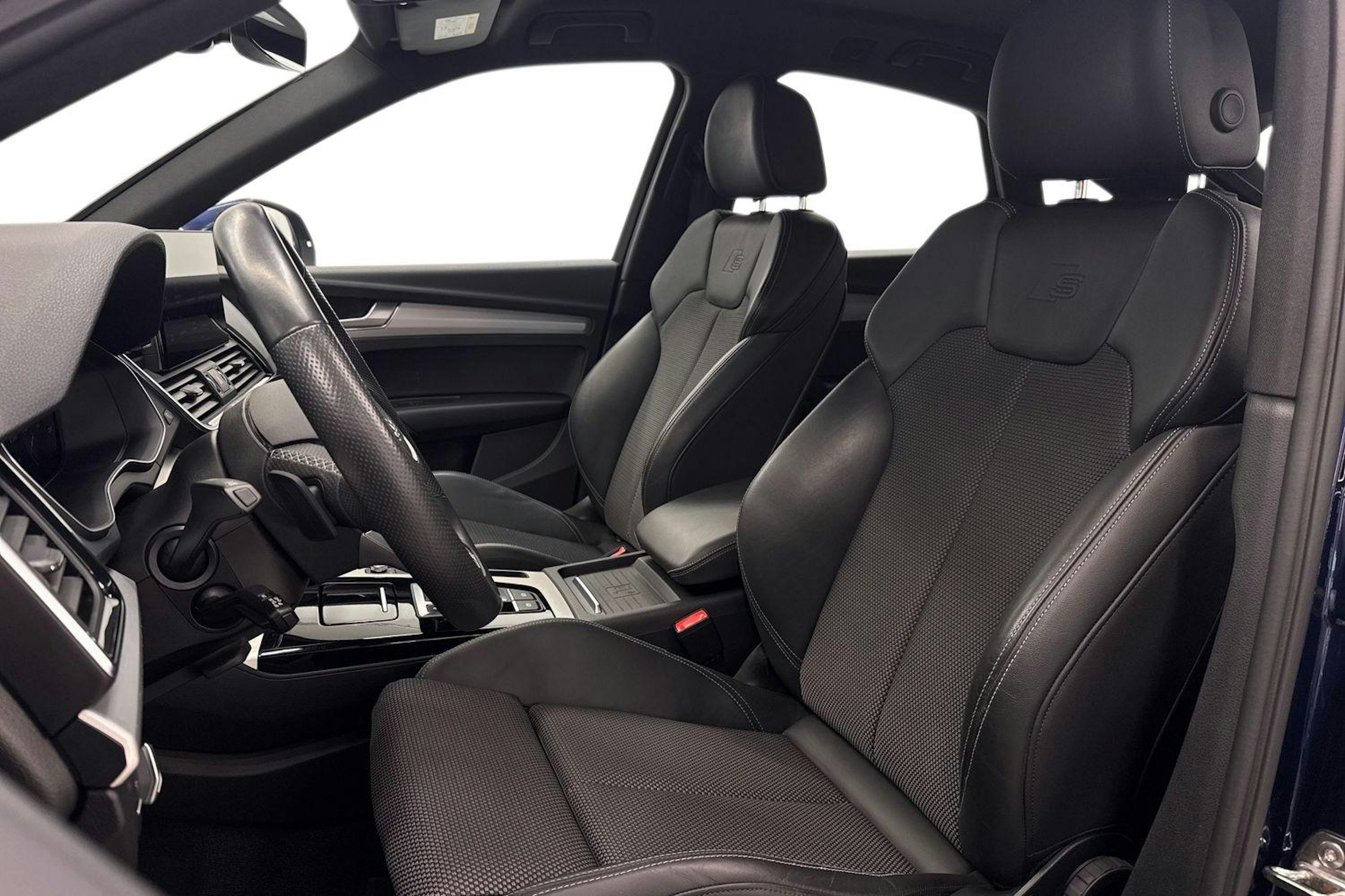 Sininen Audi Q5 2021 kuva 11.
