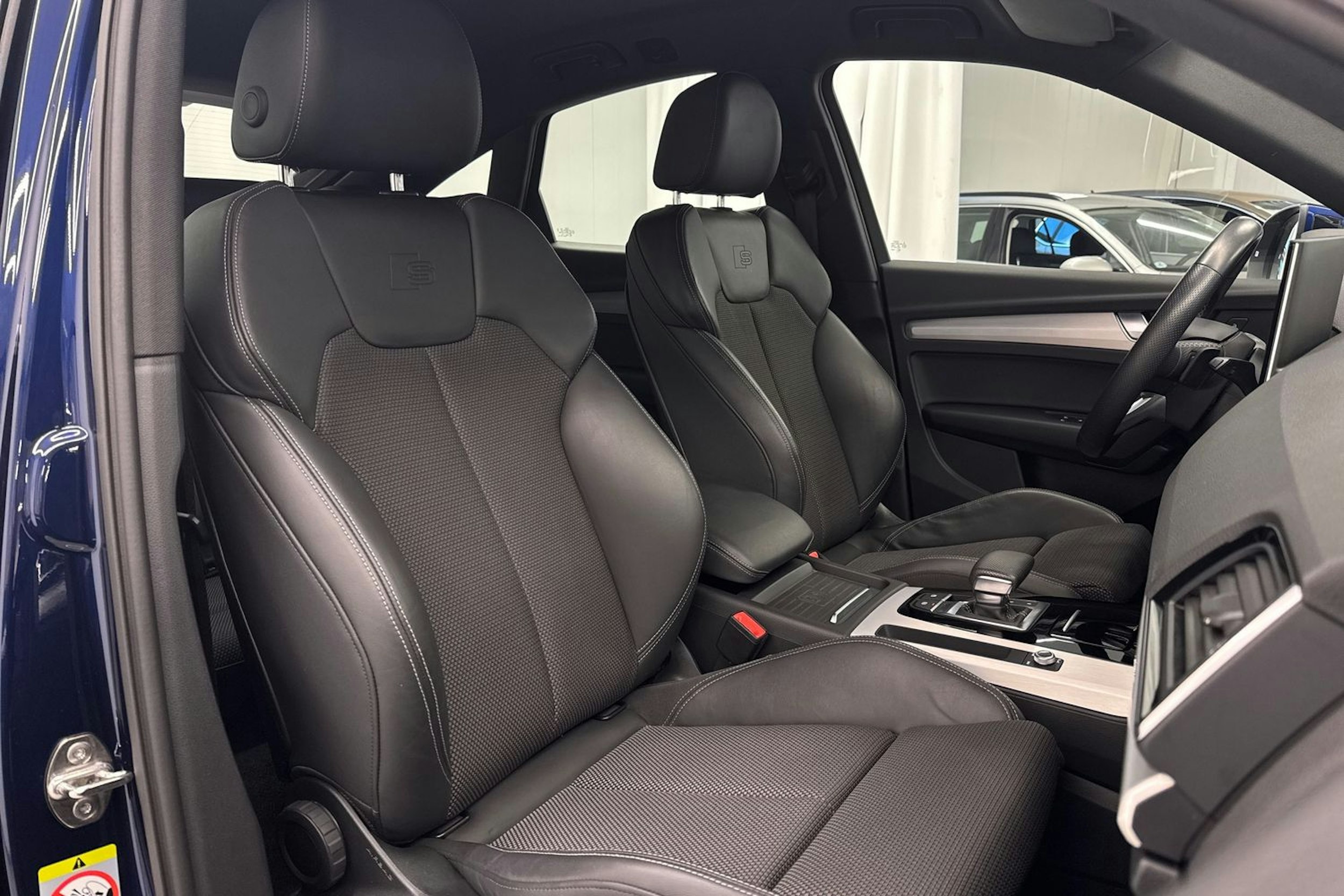 Sininen Audi Q5 2021 kuva 13.