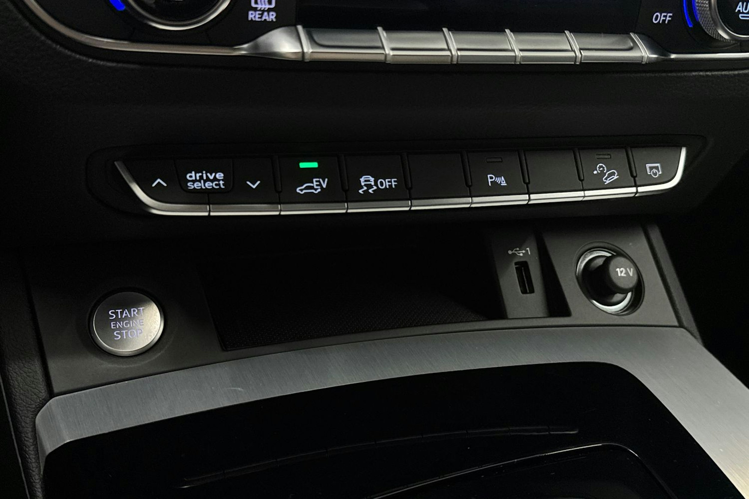 Sininen Audi Q5 2021 kuva 22.