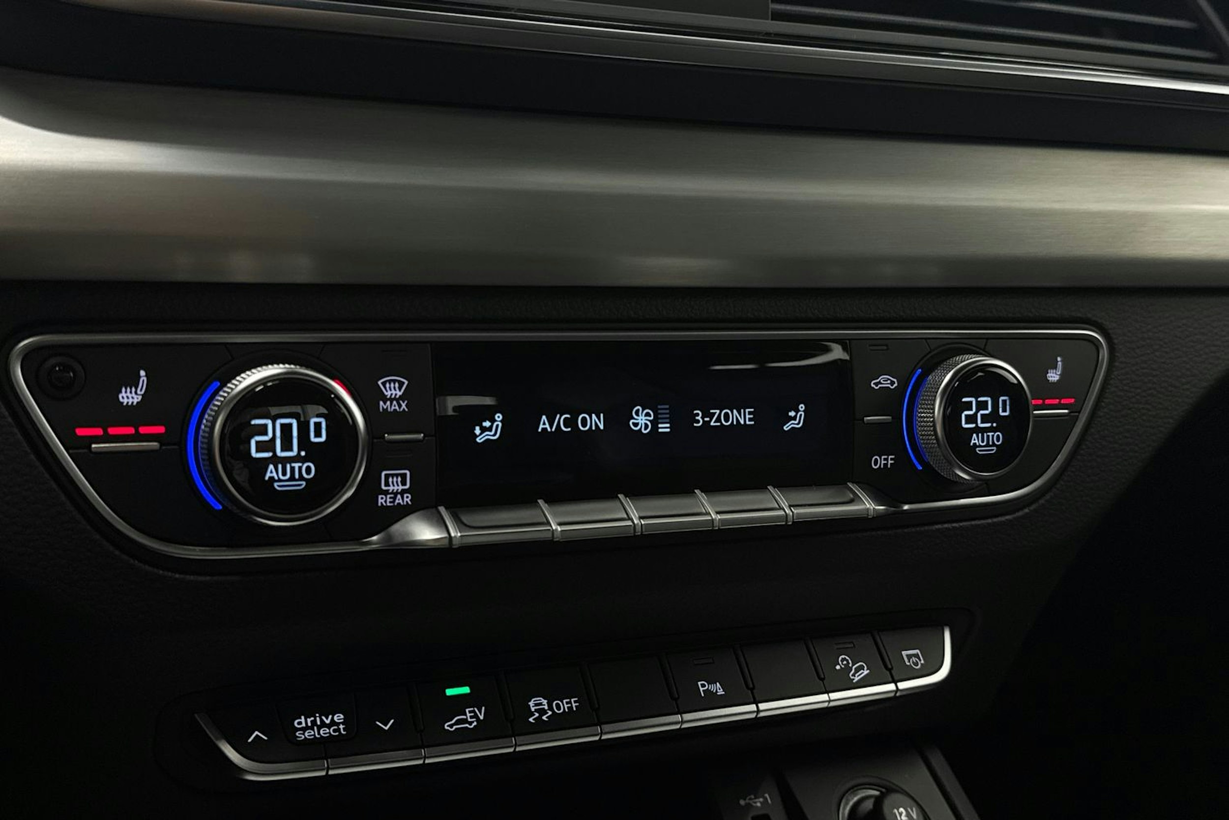 Sininen Audi Q5 2021 kuva 23.