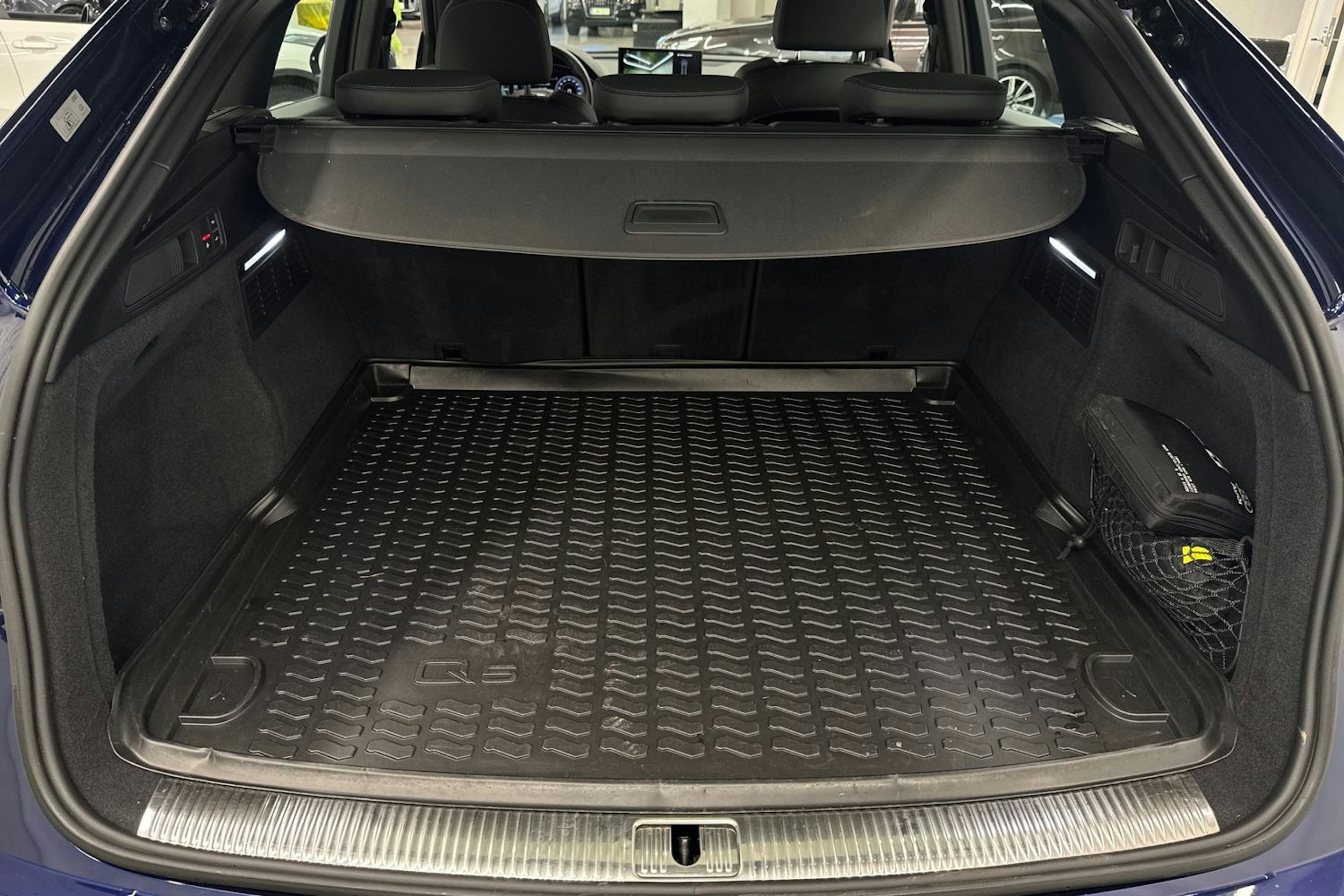 Sininen Audi Q5 2021 kuva 36.
