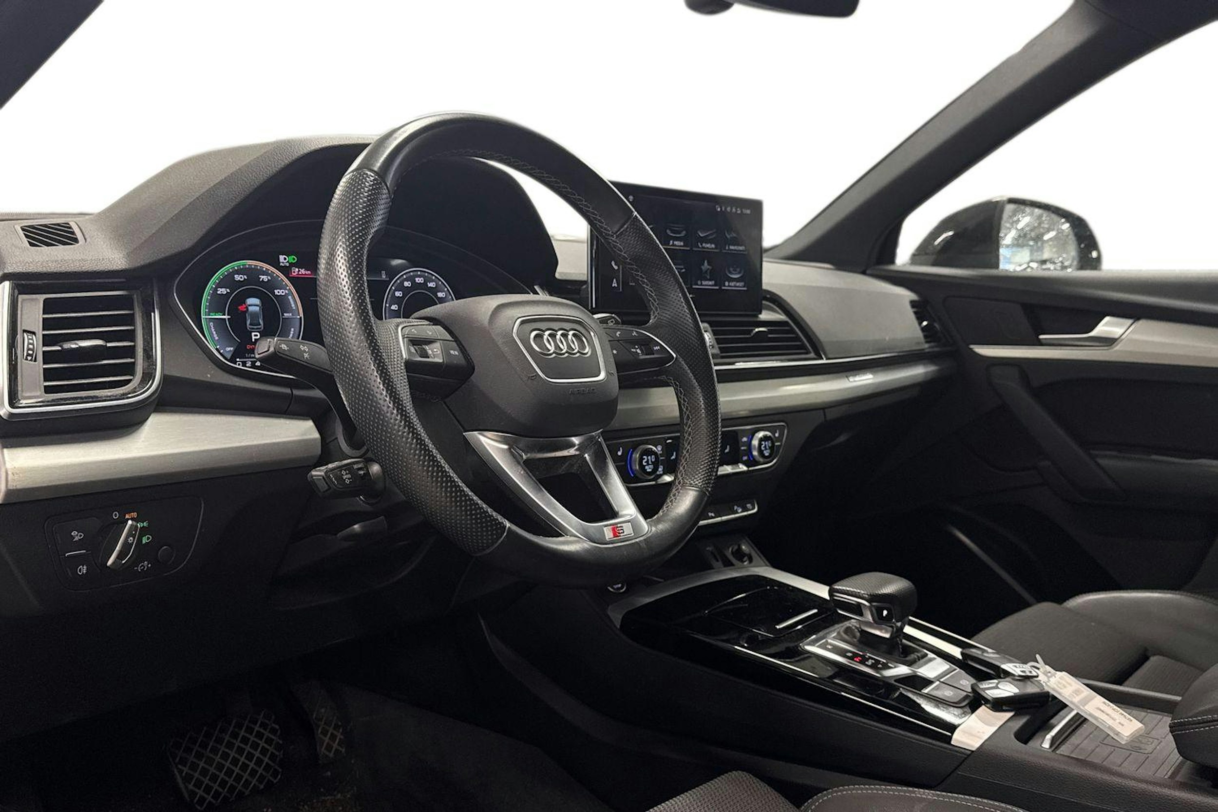 Musta Audi Q5 2021 kuva 3.