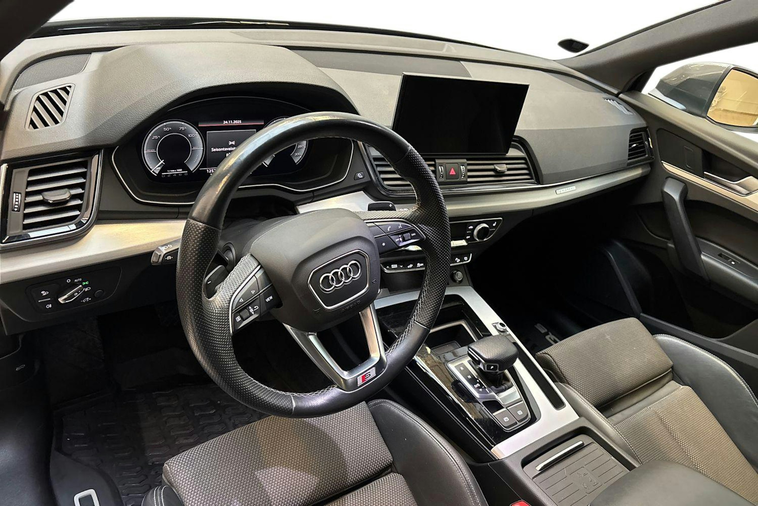 harmaa Audi Q5 2021 kuva 7.