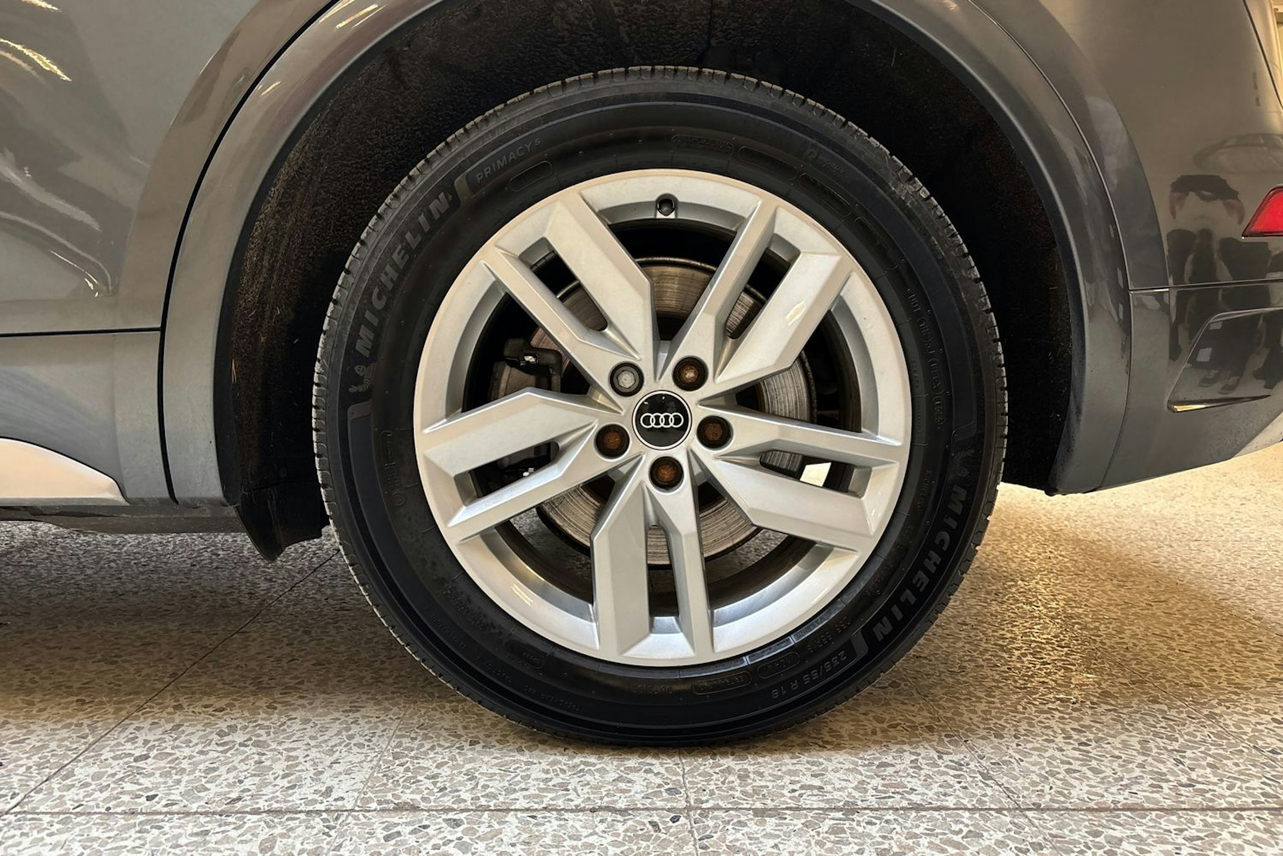 harmaa Audi Q5 2021 kuva 13.