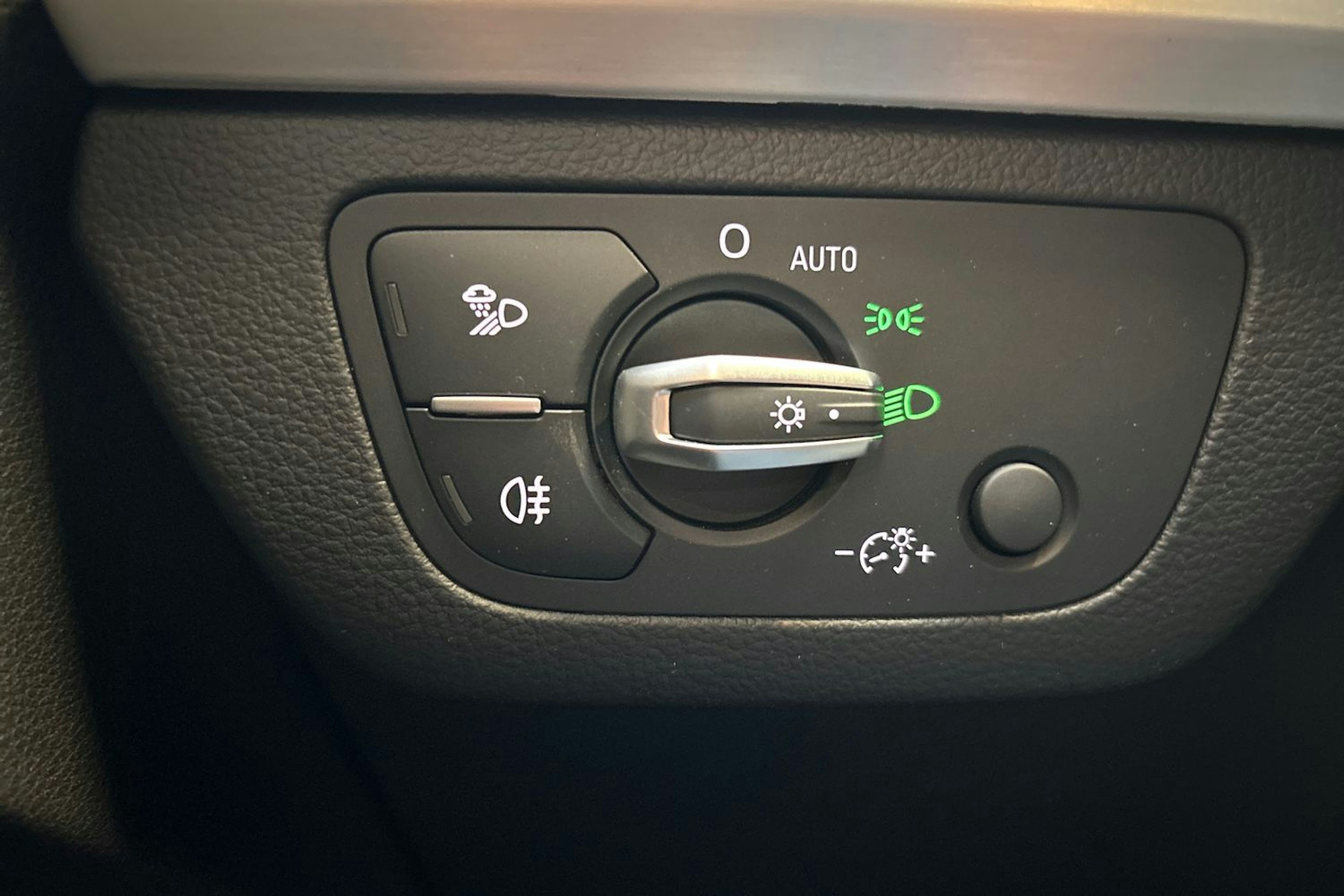 harmaa Audi Q5 2021 kuva 18.