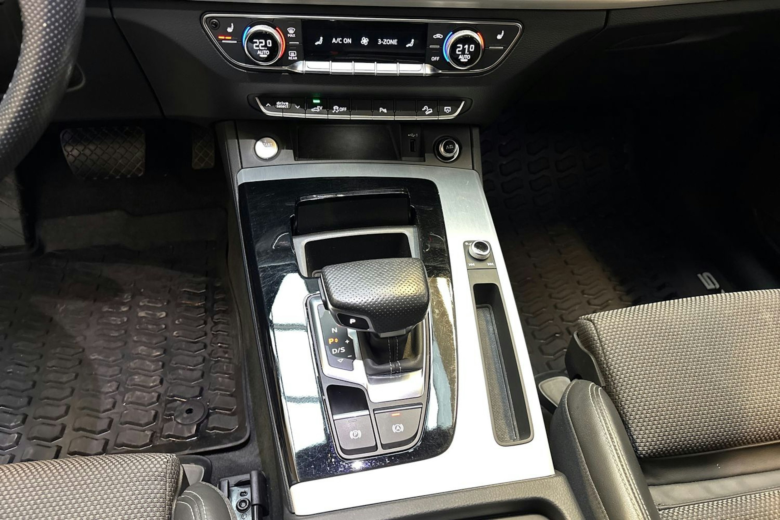 harmaa Audi Q5 2021 kuva 24.