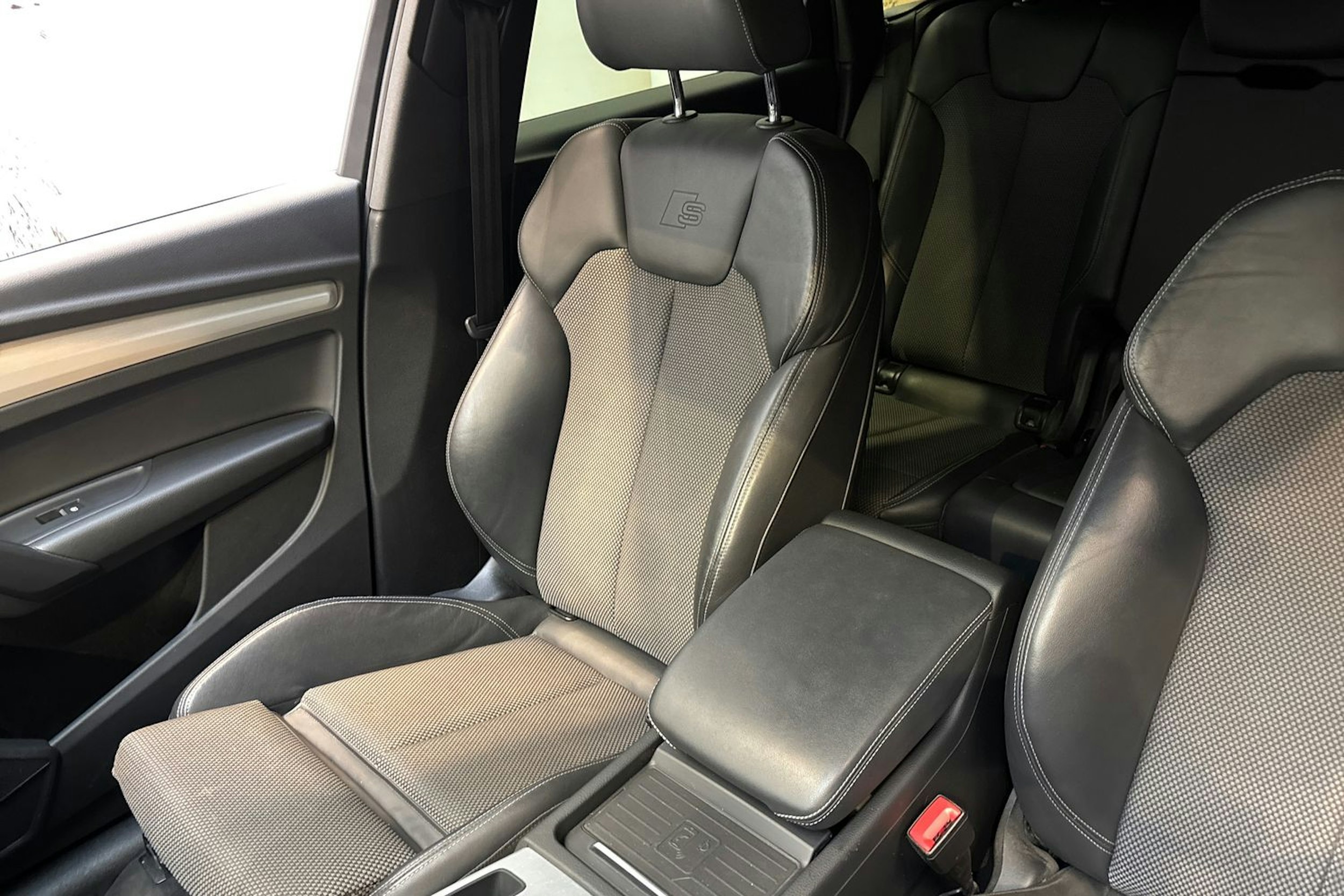 harmaa Audi Q5 2021 kuva 25.