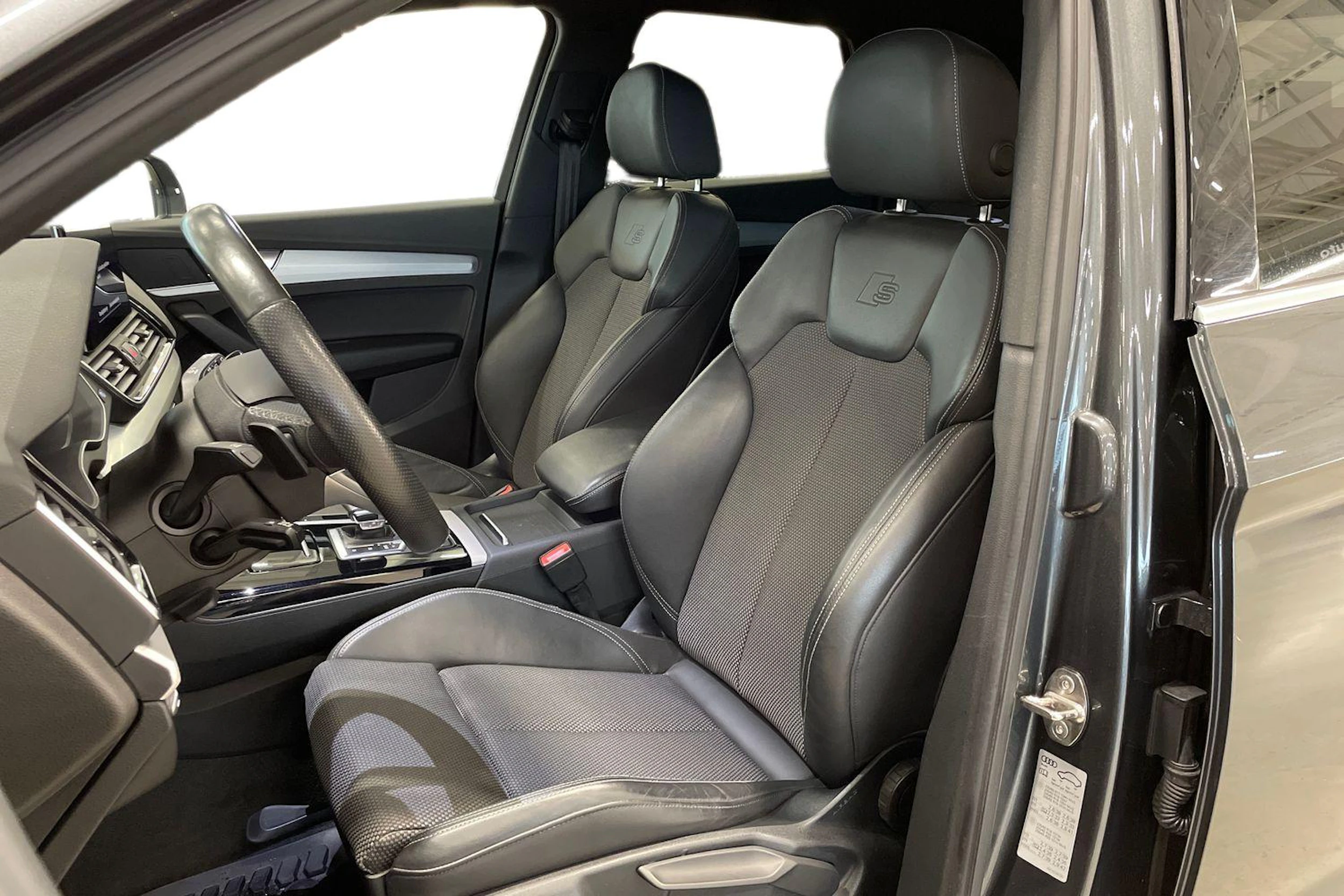 harmaa Audi Q5 2021 kuva 6.