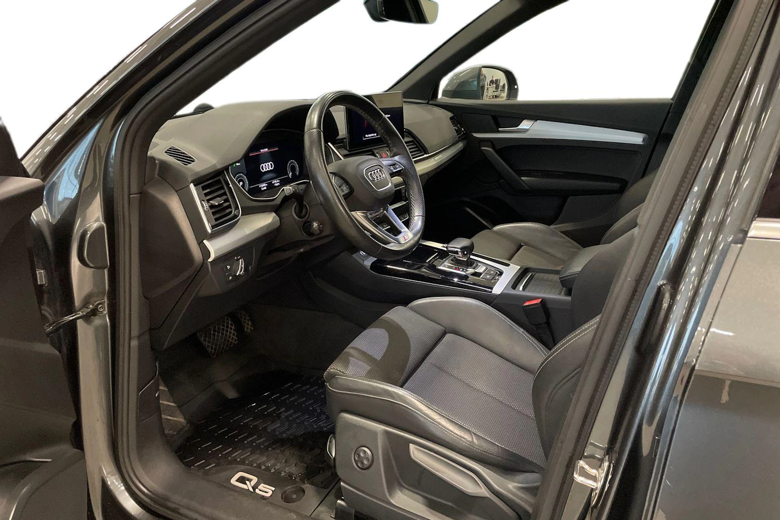 harmaa Audi Q5 2021 kuva 7.
