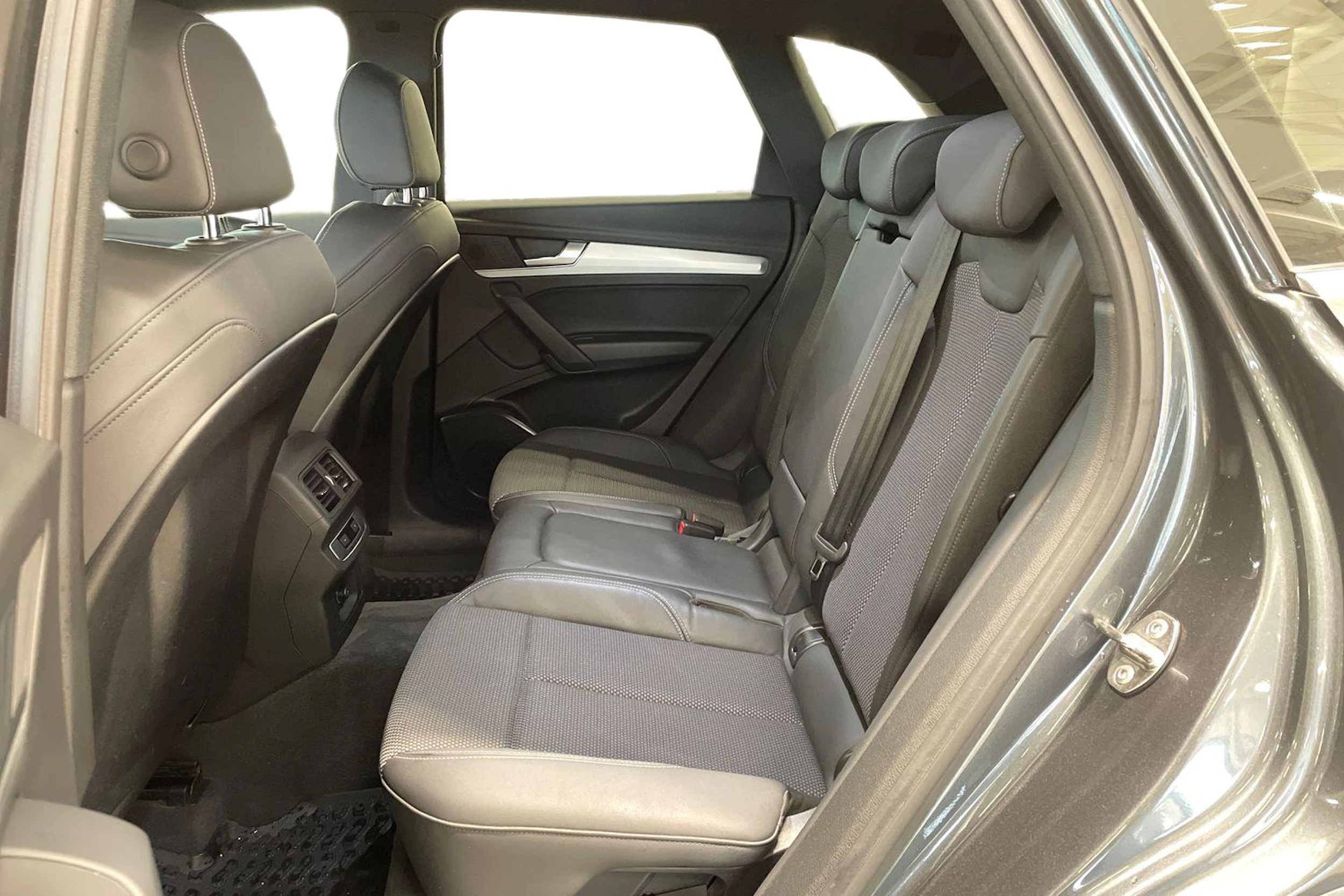 harmaa Audi Q5 2021 kuva 8.