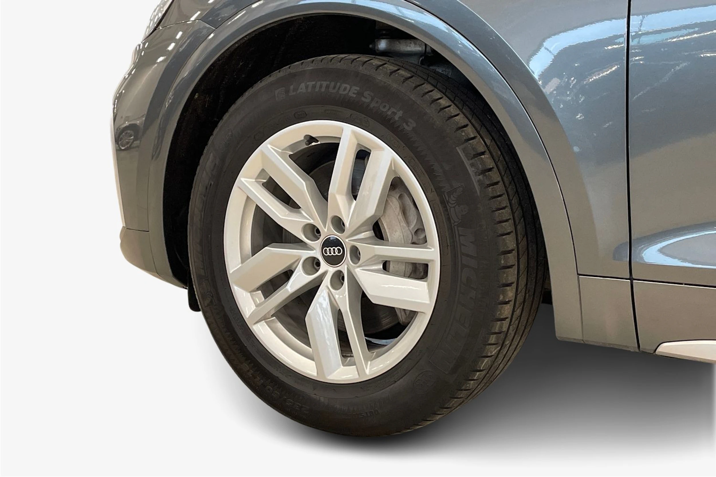 harmaa Audi Q5 2021 kuva 9.