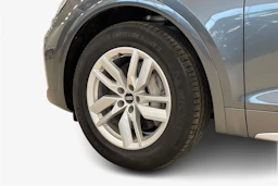 harmaa Audi Q5 2021 kuva 9.