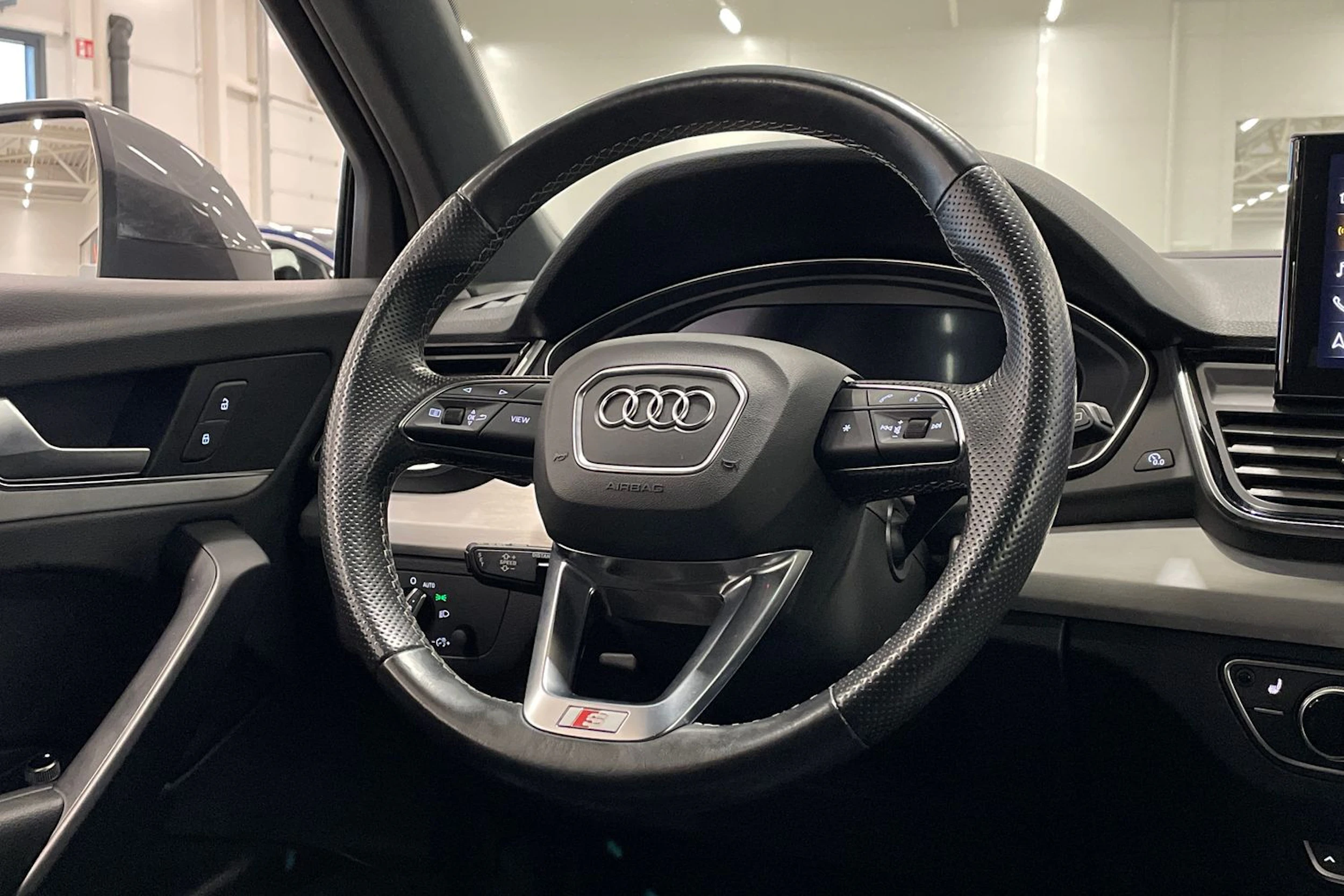 harmaa Audi Q5 2021 kuva 12.