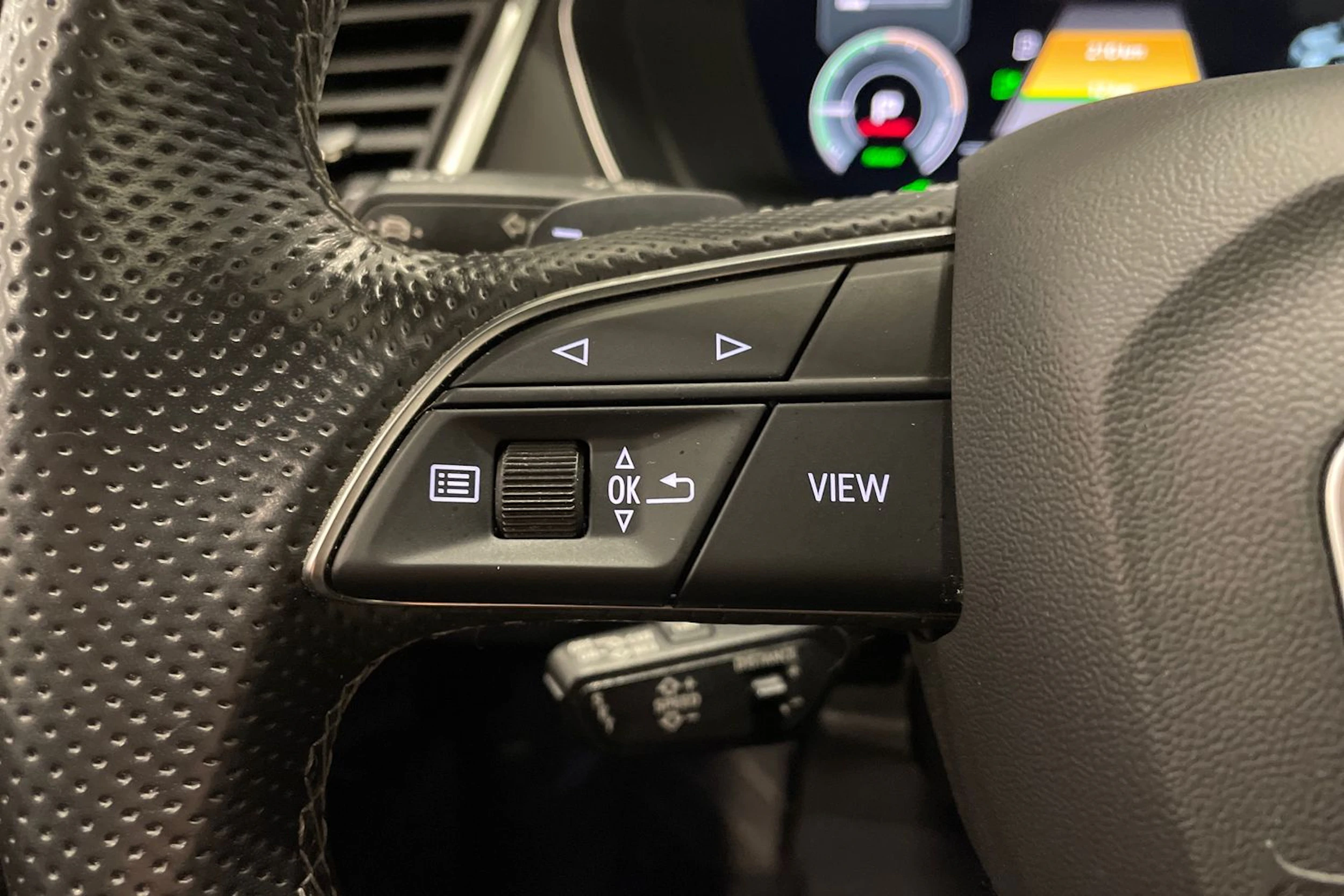 harmaa Audi Q5 2021 kuva 16.