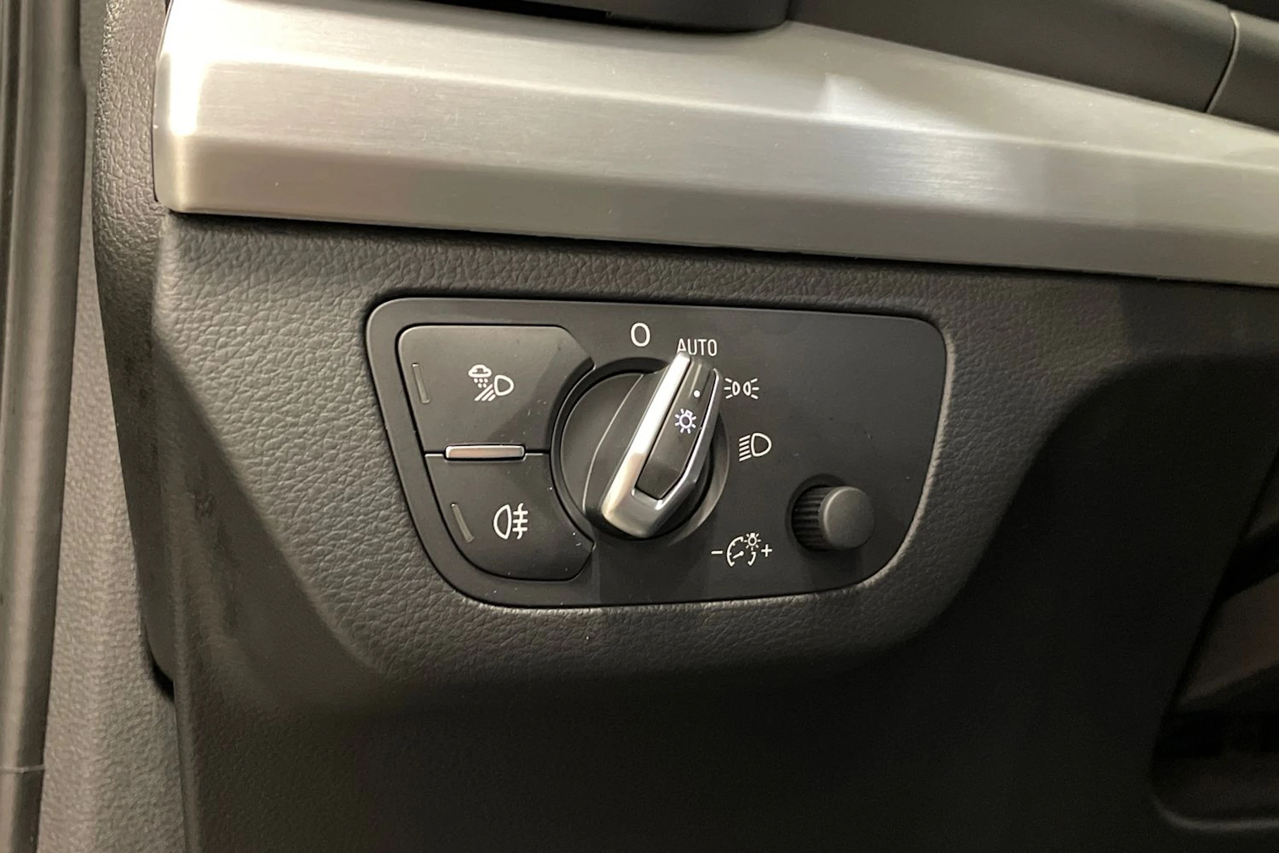 harmaa Audi Q5 2021 kuva 18.