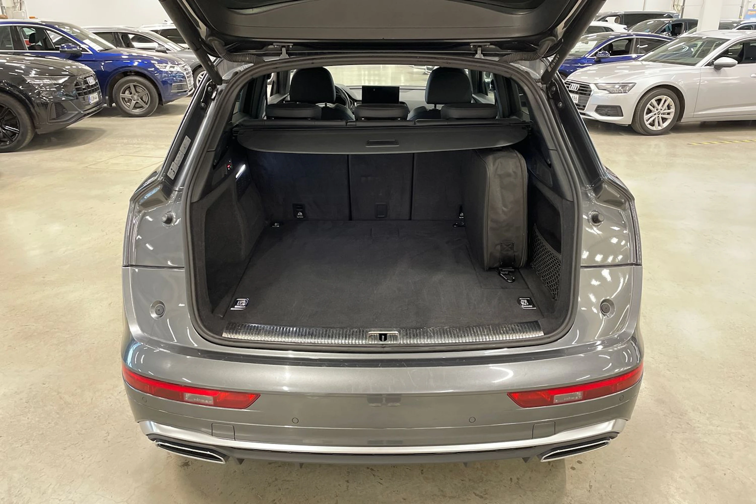harmaa Audi Q5 2021 kuva 36.