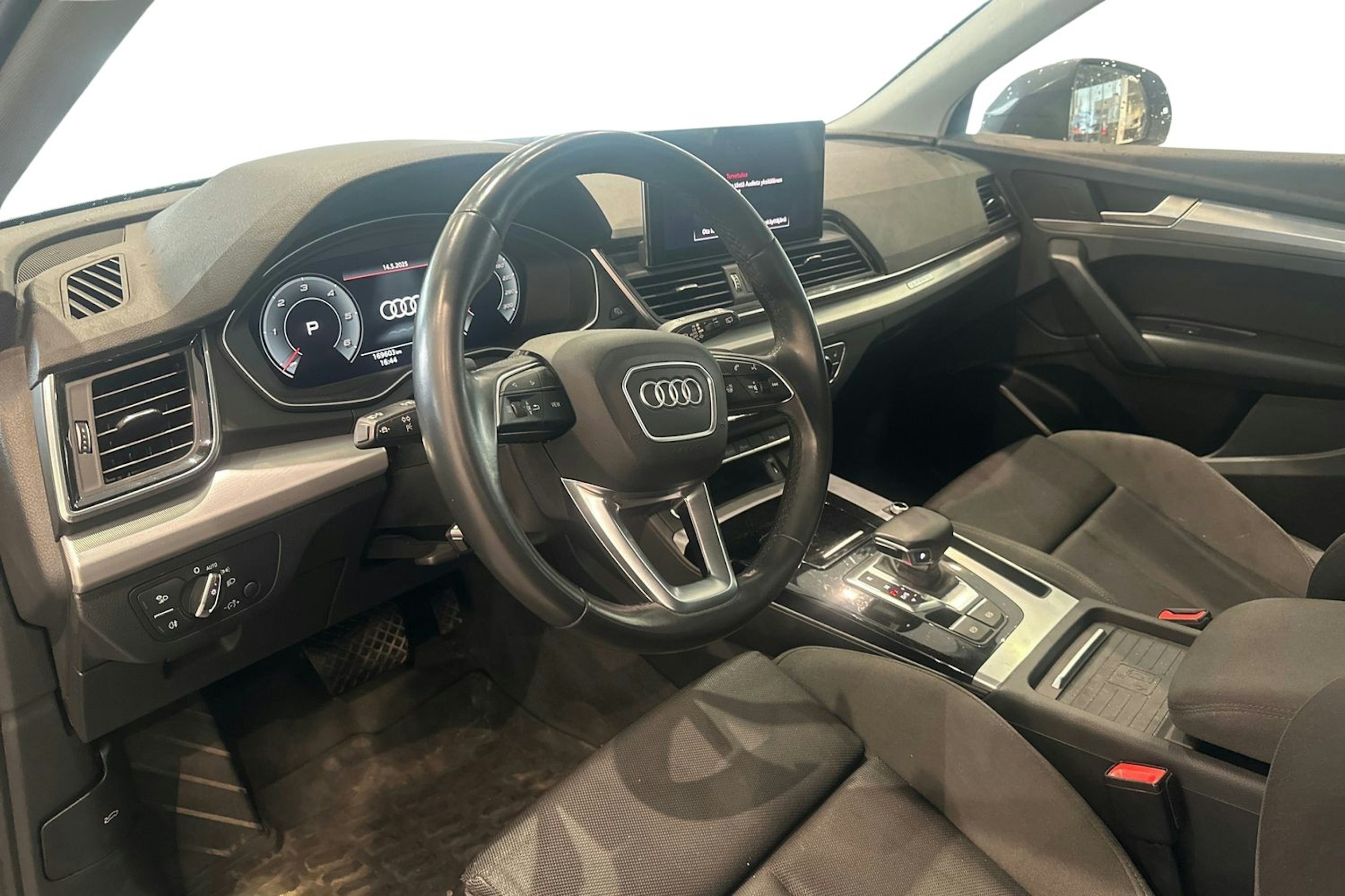 harmaa Audi Q5 2021 kuva 3.