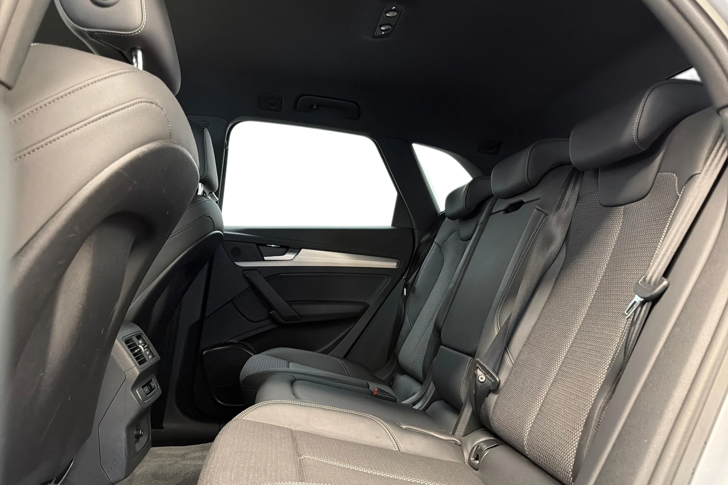 Hopea Audi Q5 2021 kuva 8.