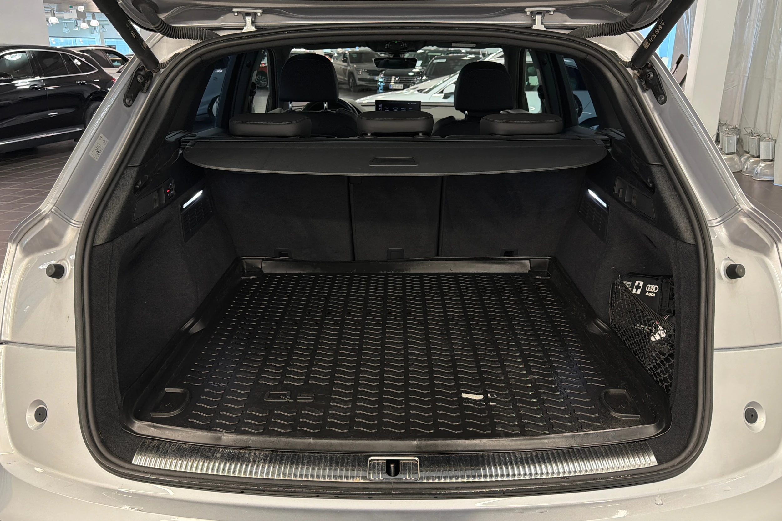 Hopea Audi Q5 2021 kuva 11.