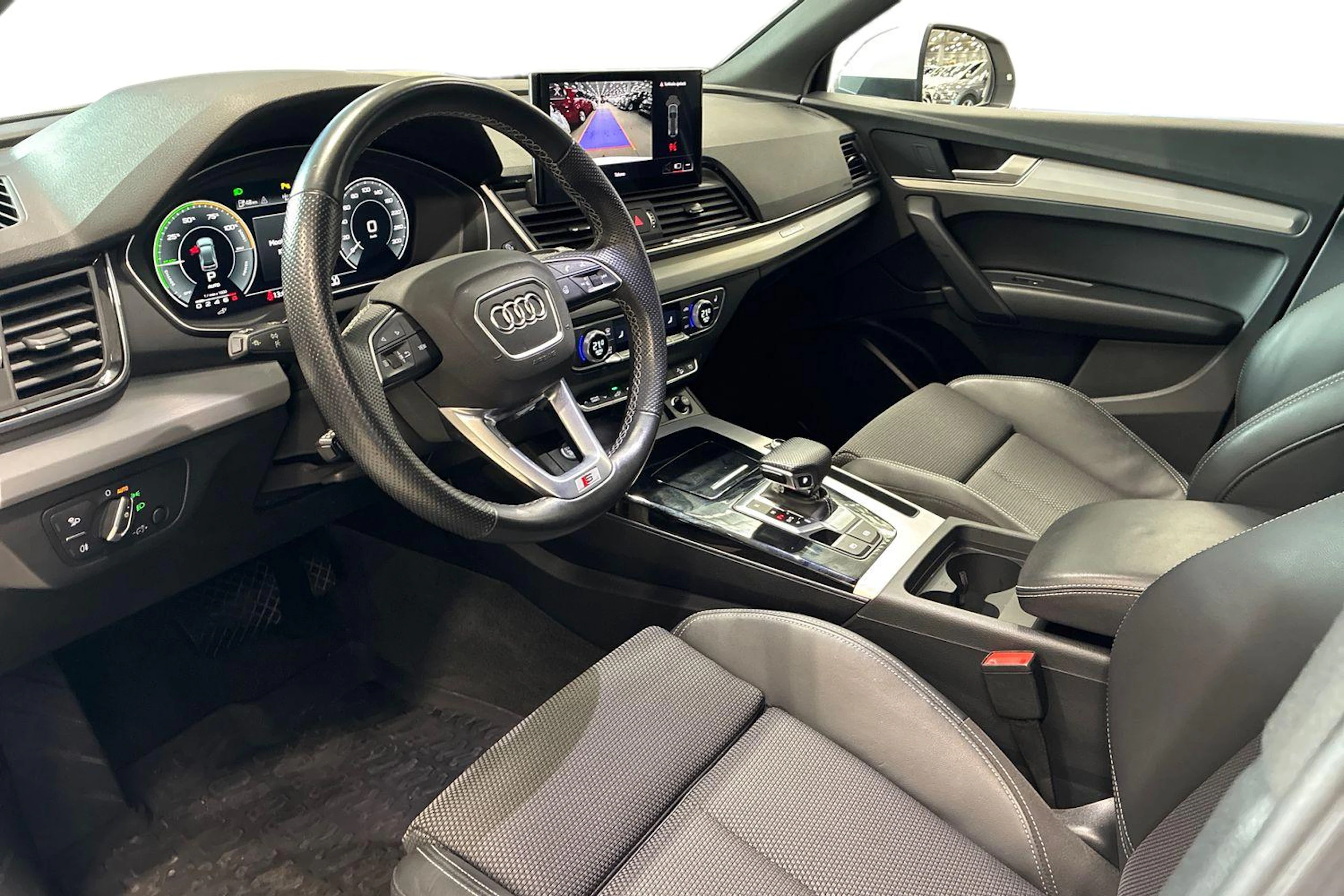 valkoinen Audi Q5 2021 kuva 6.