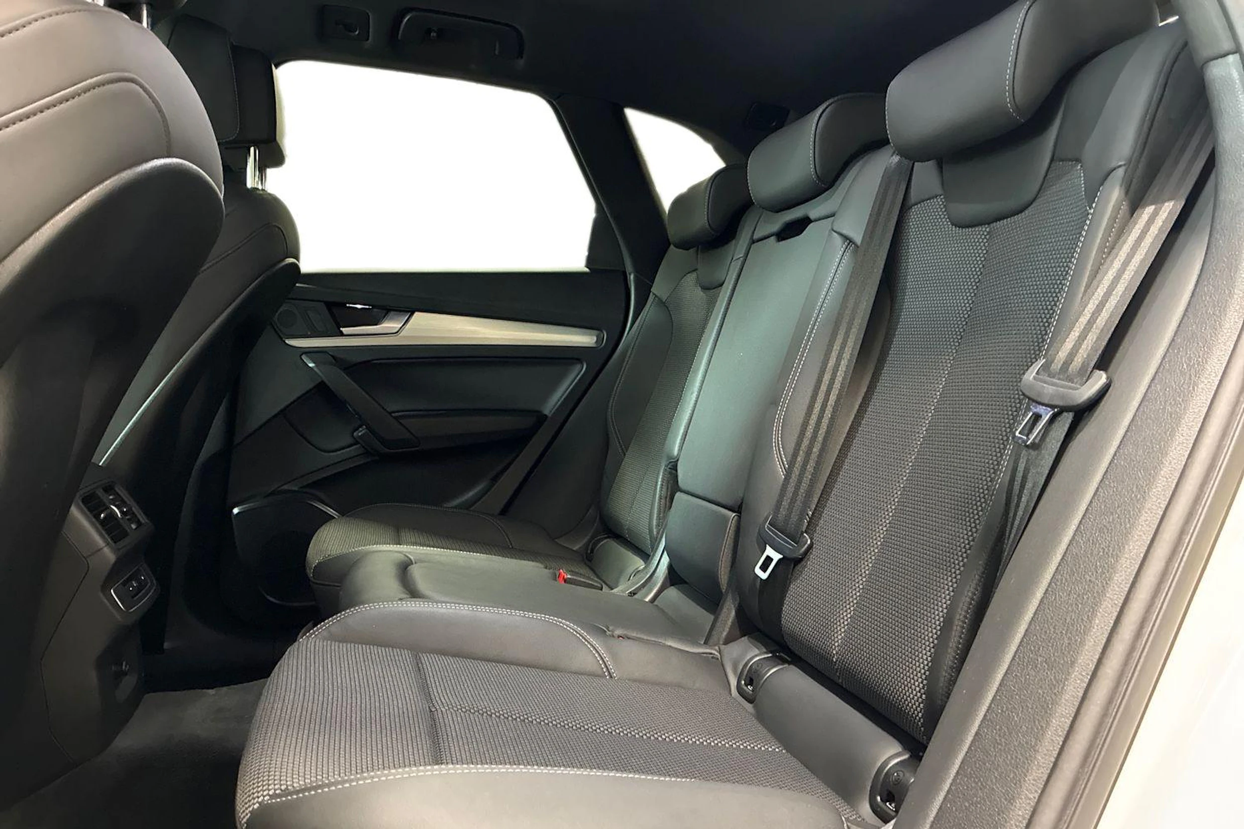 valkoinen Audi Q5 2021 kuva 8.