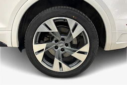 valkoinen Audi Q5 2021 kuva 9.