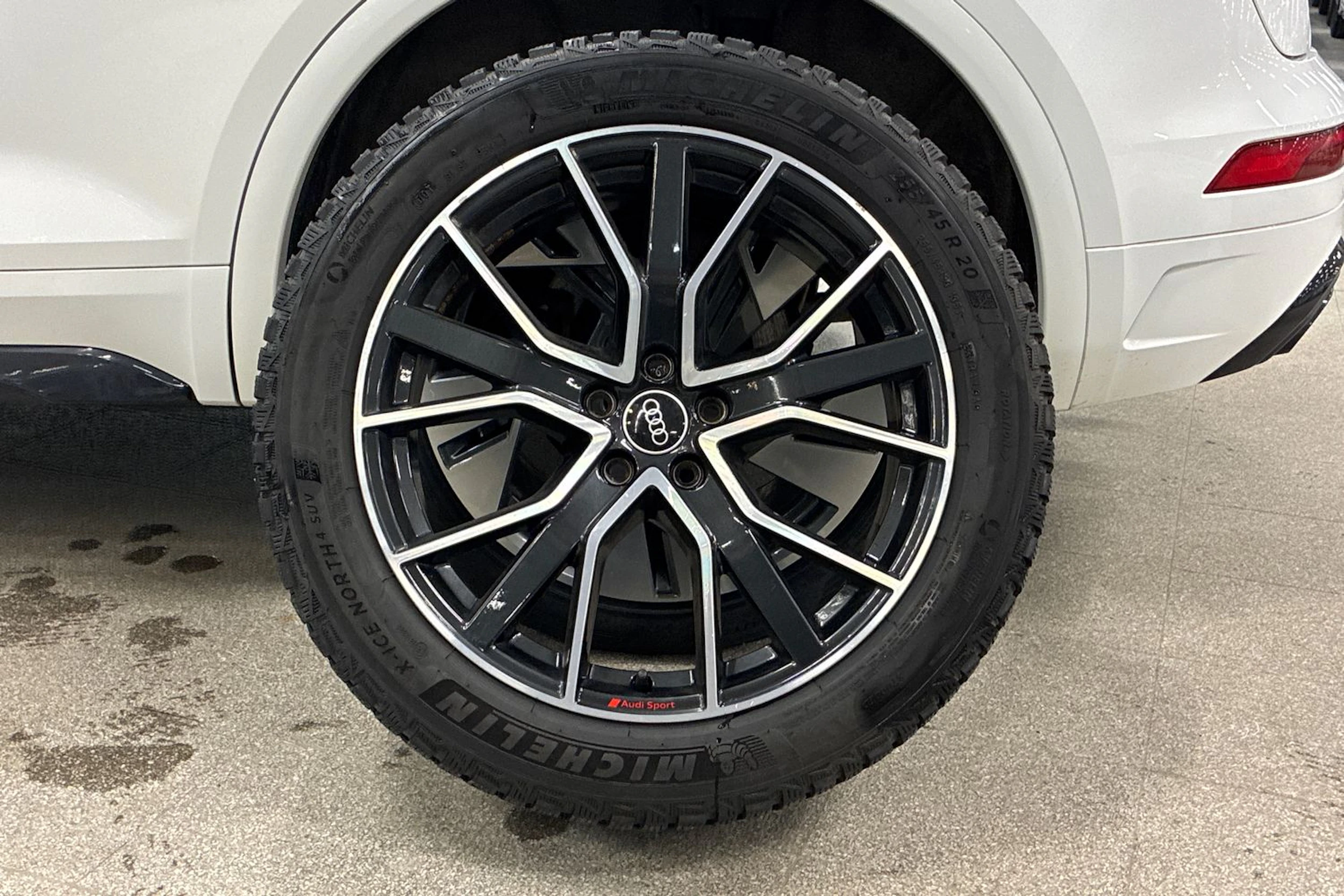 valkoinen Audi Q5 2021 kuva 10.