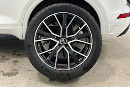 valkoinen Audi Q5 2021 kuva 10.