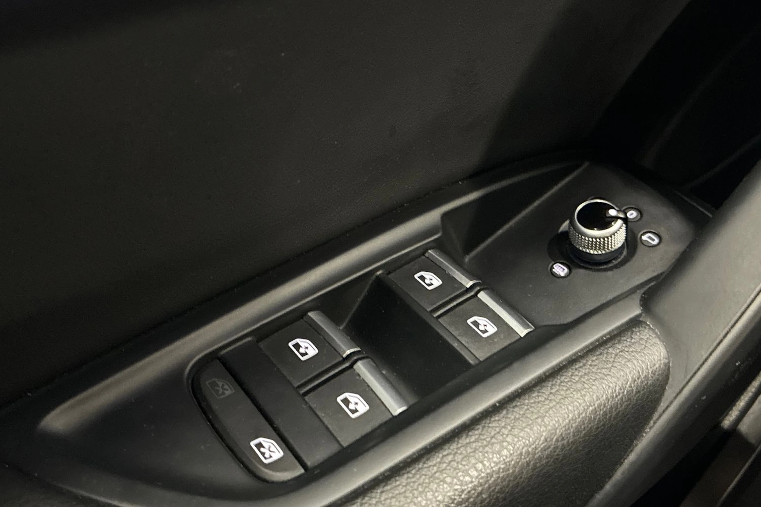 valkoinen Audi Q5 2021 kuva 18.