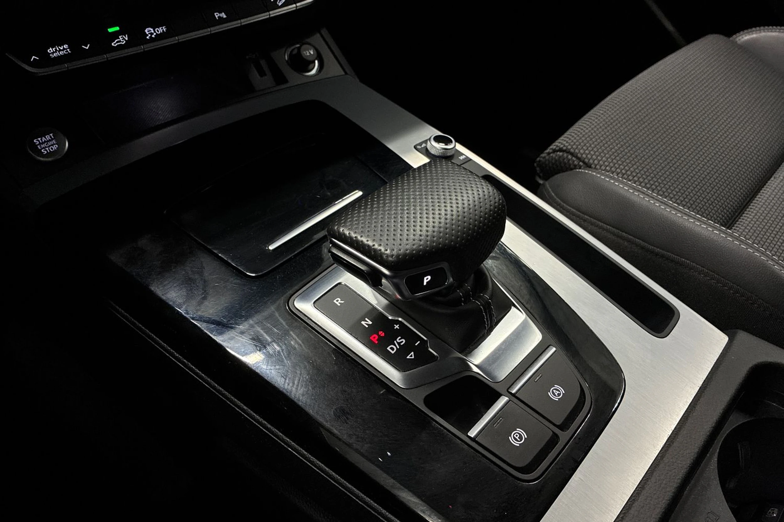 valkoinen Audi Q5 2021 kuva 19.