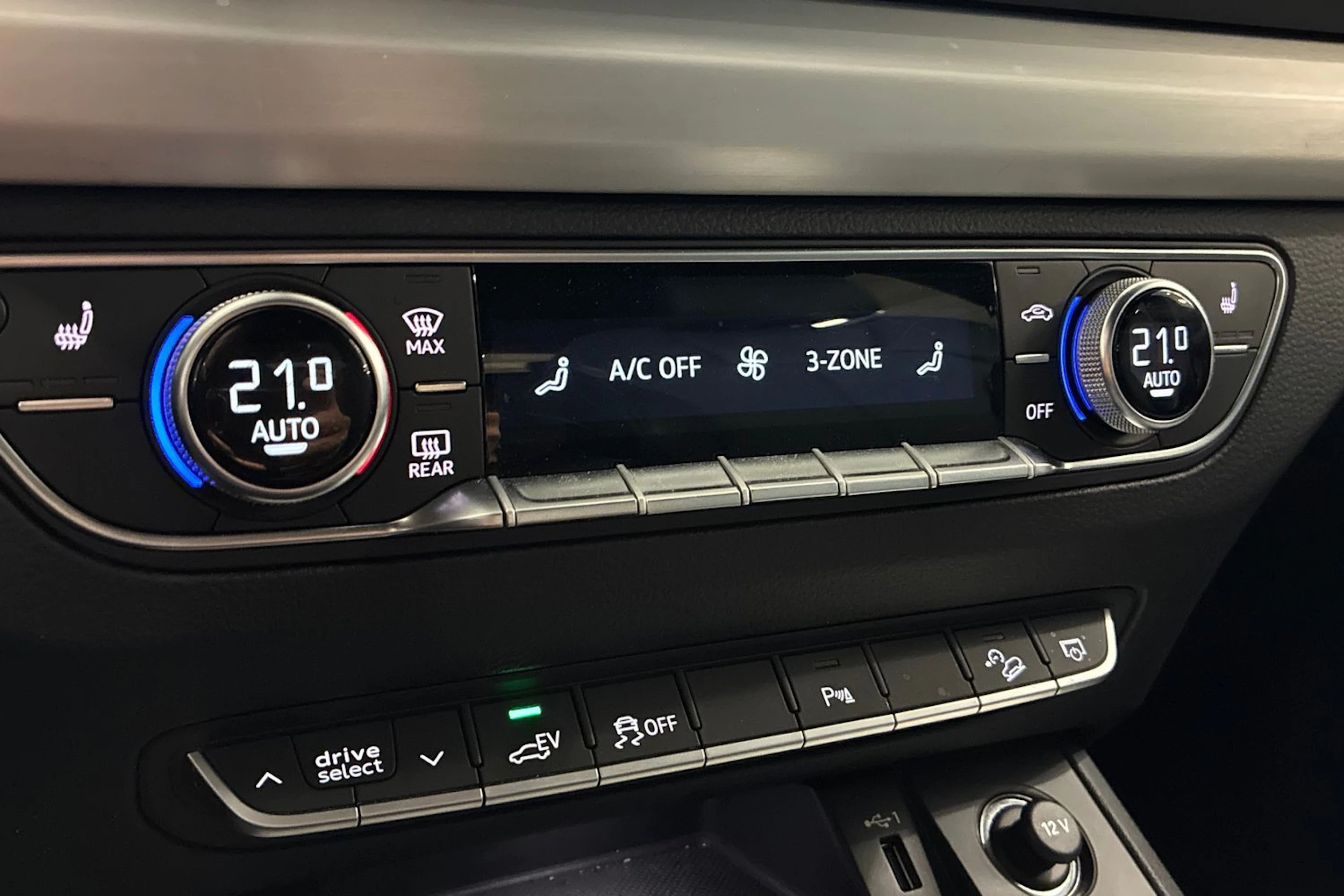 valkoinen Audi Q5 2021 kuva 20.