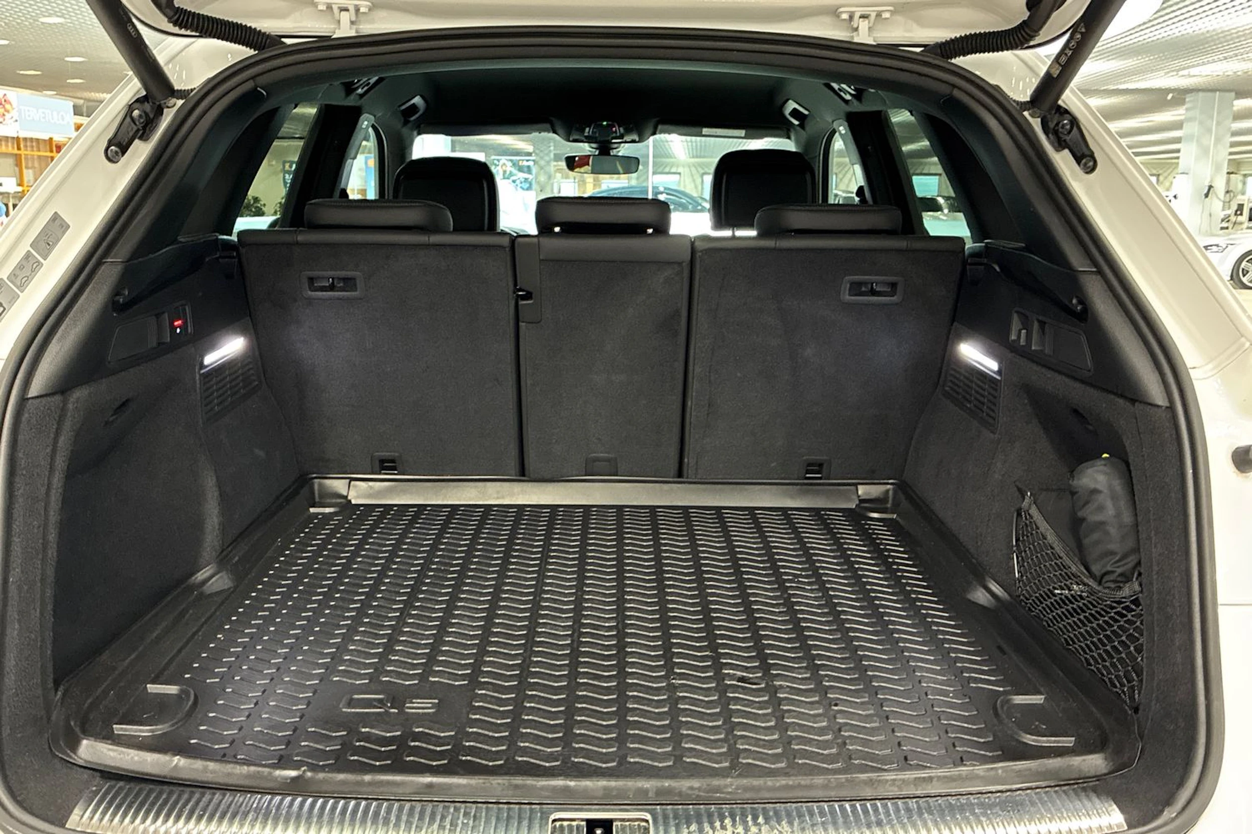 valkoinen Audi Q5 2021 kuva 24.