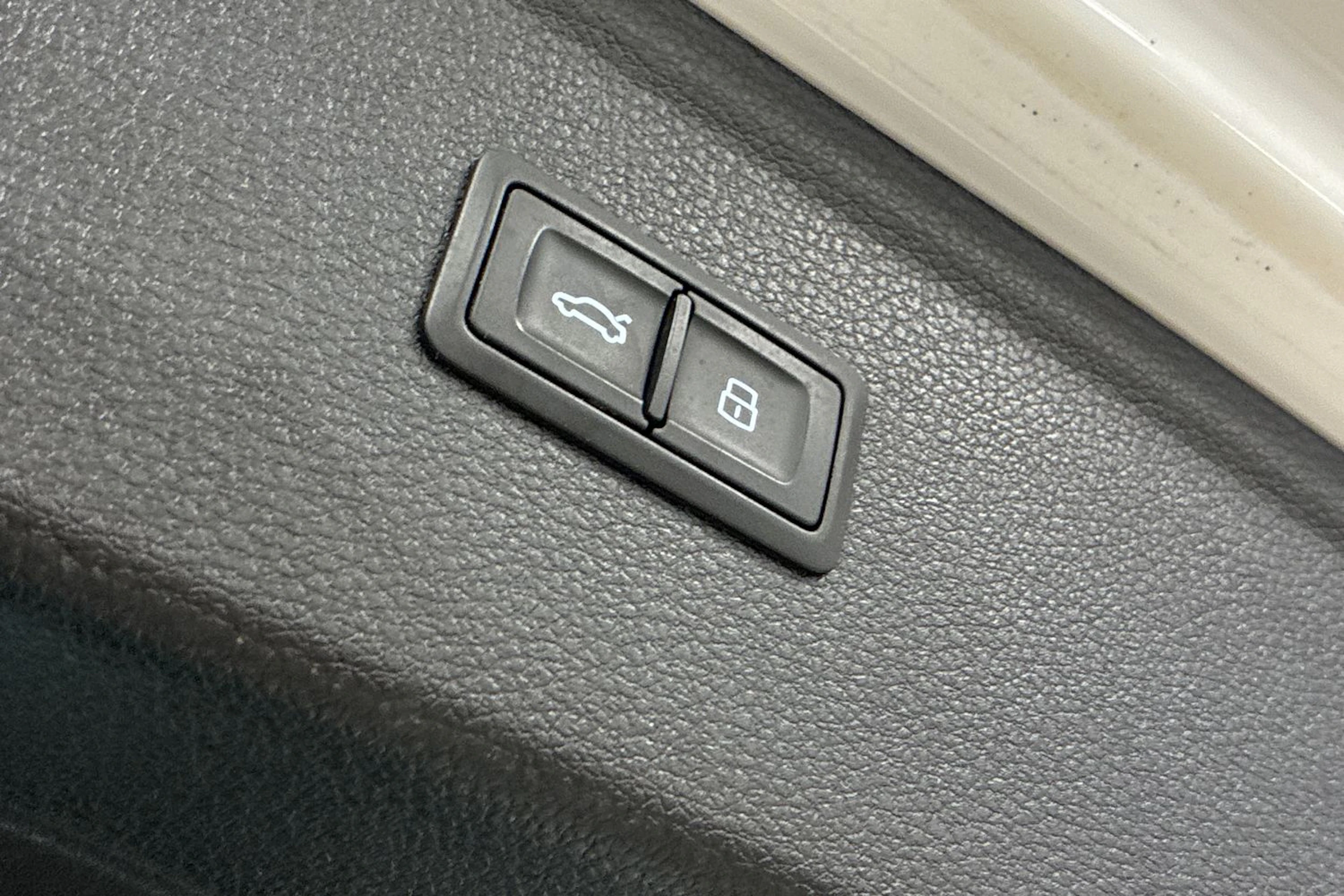 valkoinen Audi Q5 2021 kuva 27.
