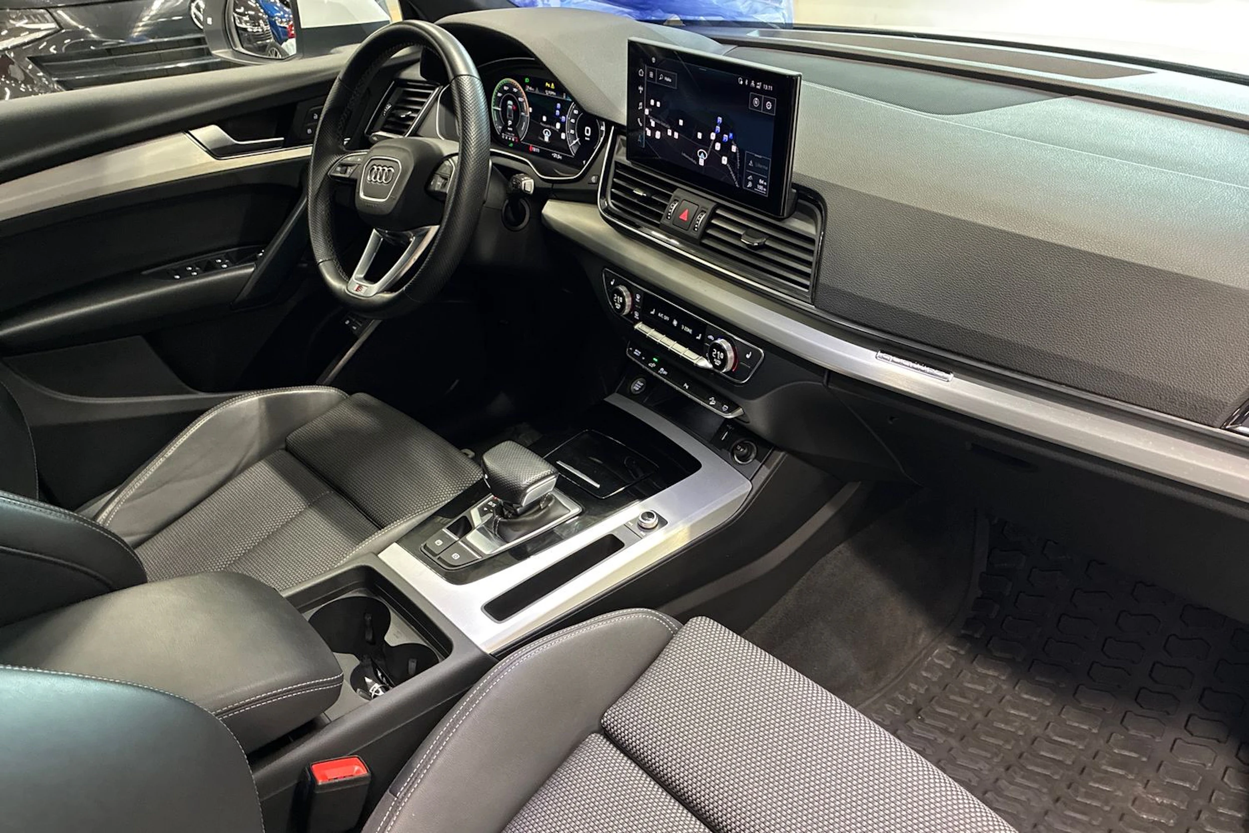 valkoinen Audi Q5 2021 kuva 29.
