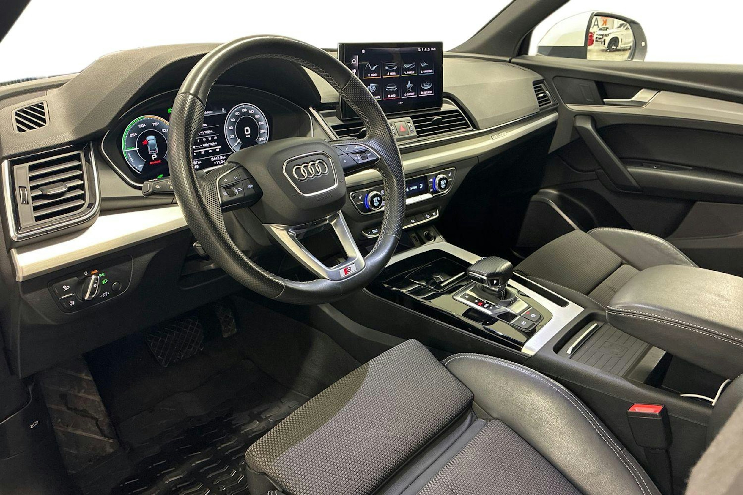 met. valkoinen Audi Q5 2021 kuva 7.