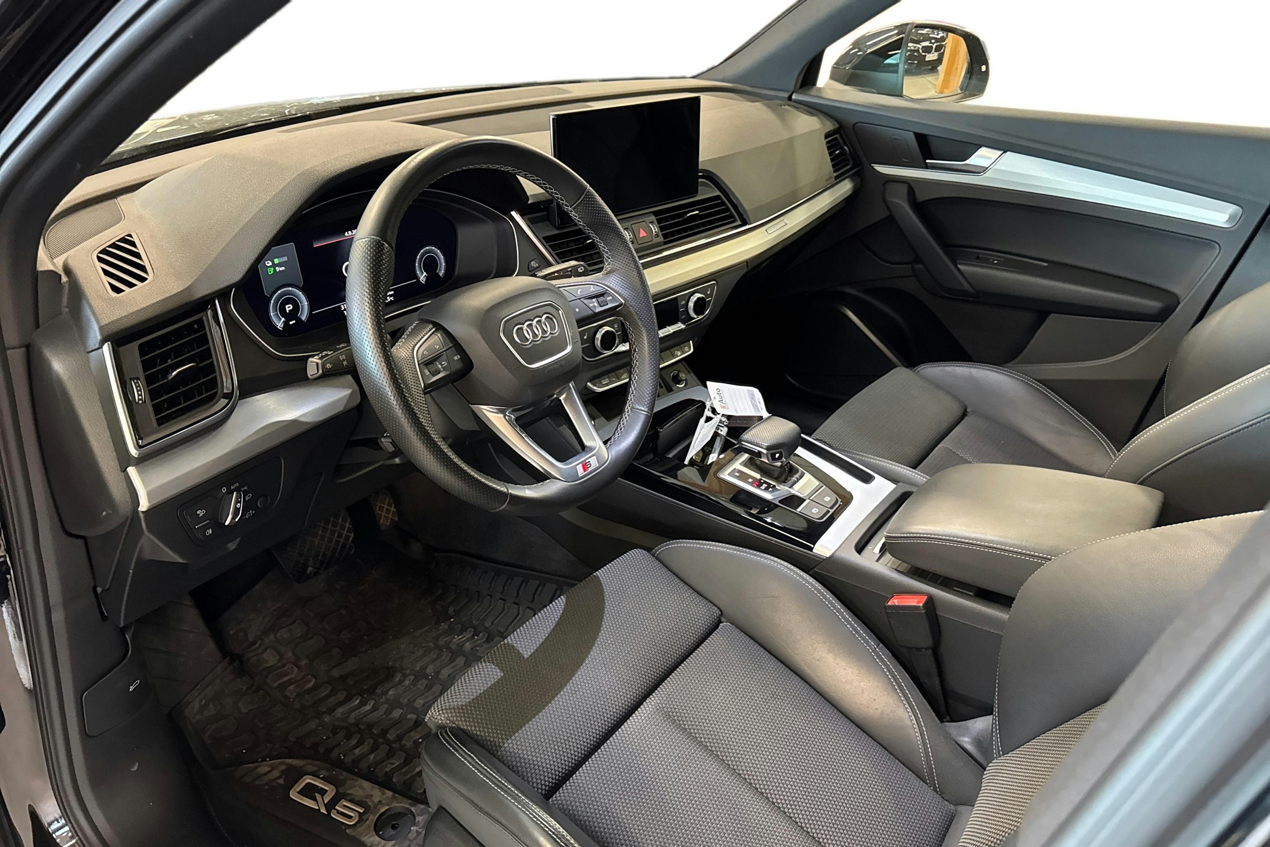 musta Audi Q5 2021 kuva 3.