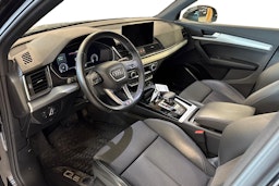 musta Audi Q5 2021 kuva 3.