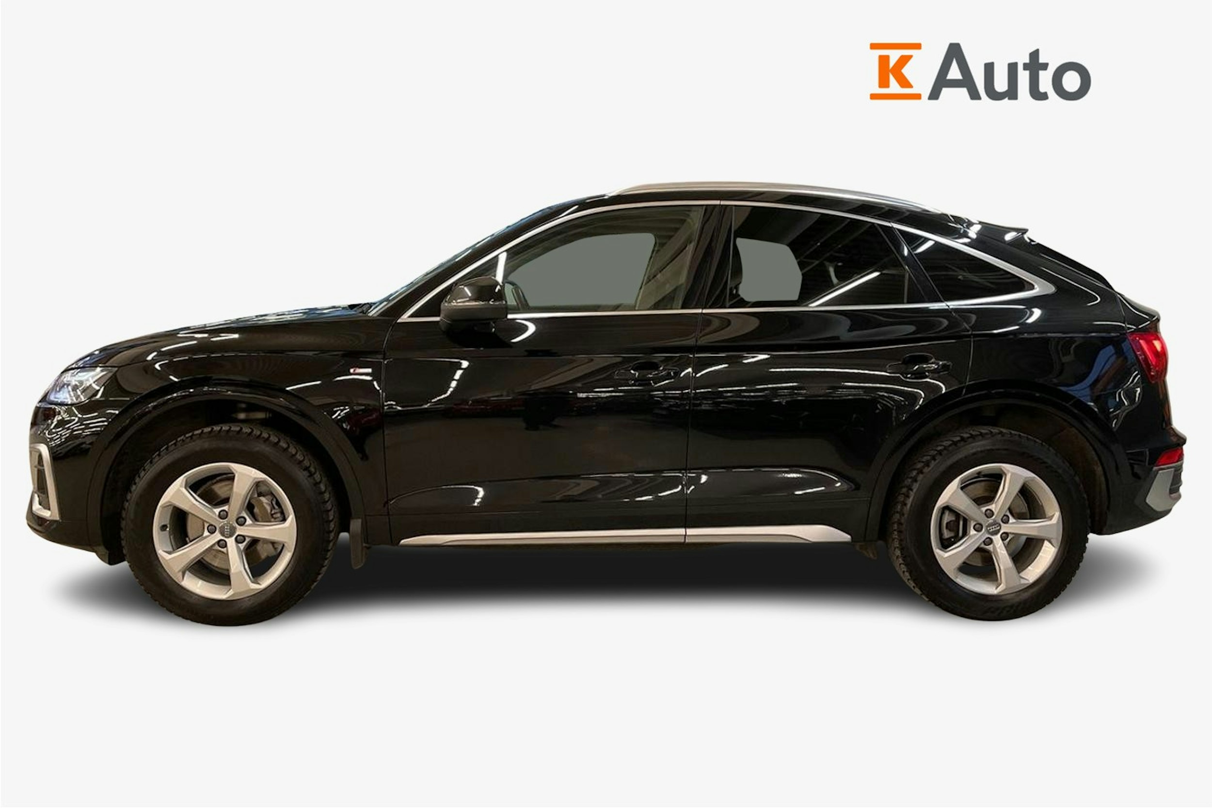 musta Audi Q5 2021 kuva 6.