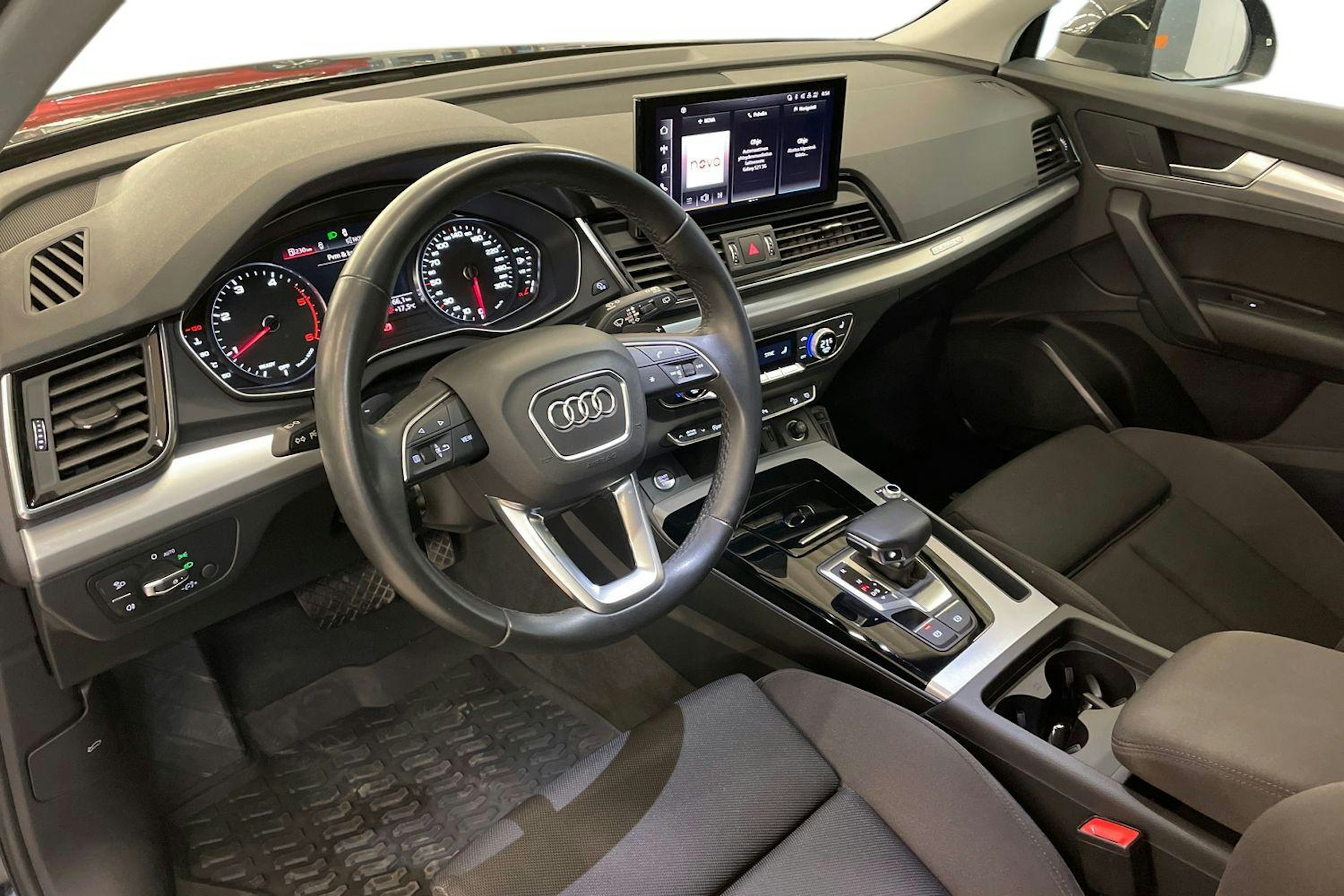 musta Audi Q5 2021 kuva 7.