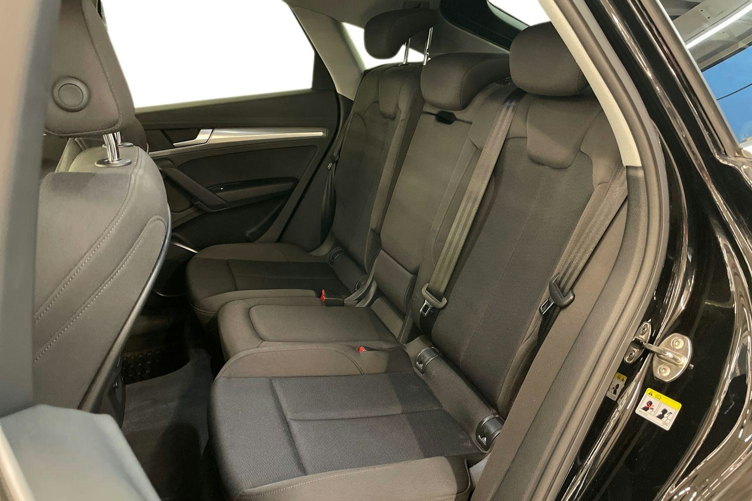 musta Audi Q5 2021 kuva 10.