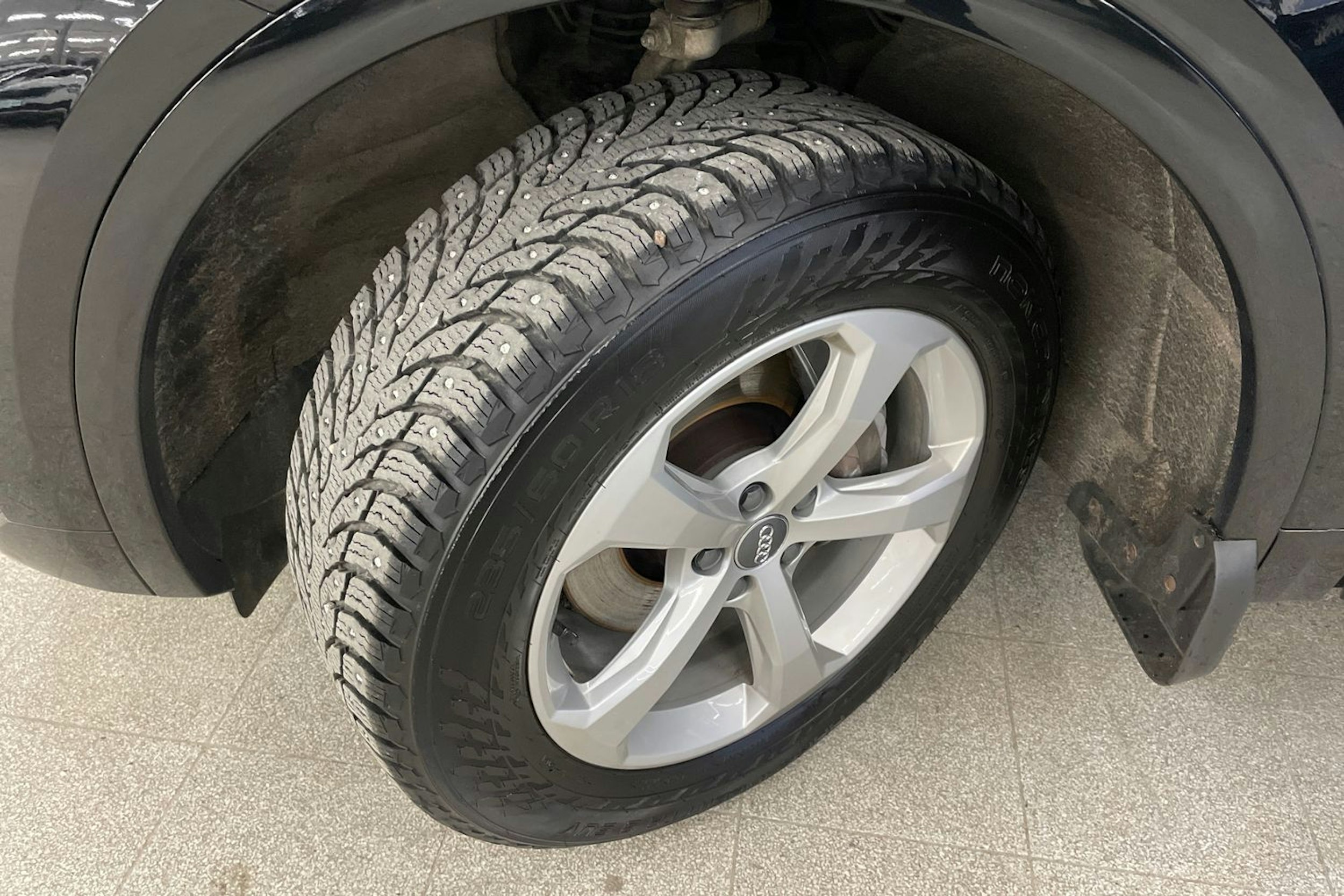 musta Audi Q5 2021 kuva 13.