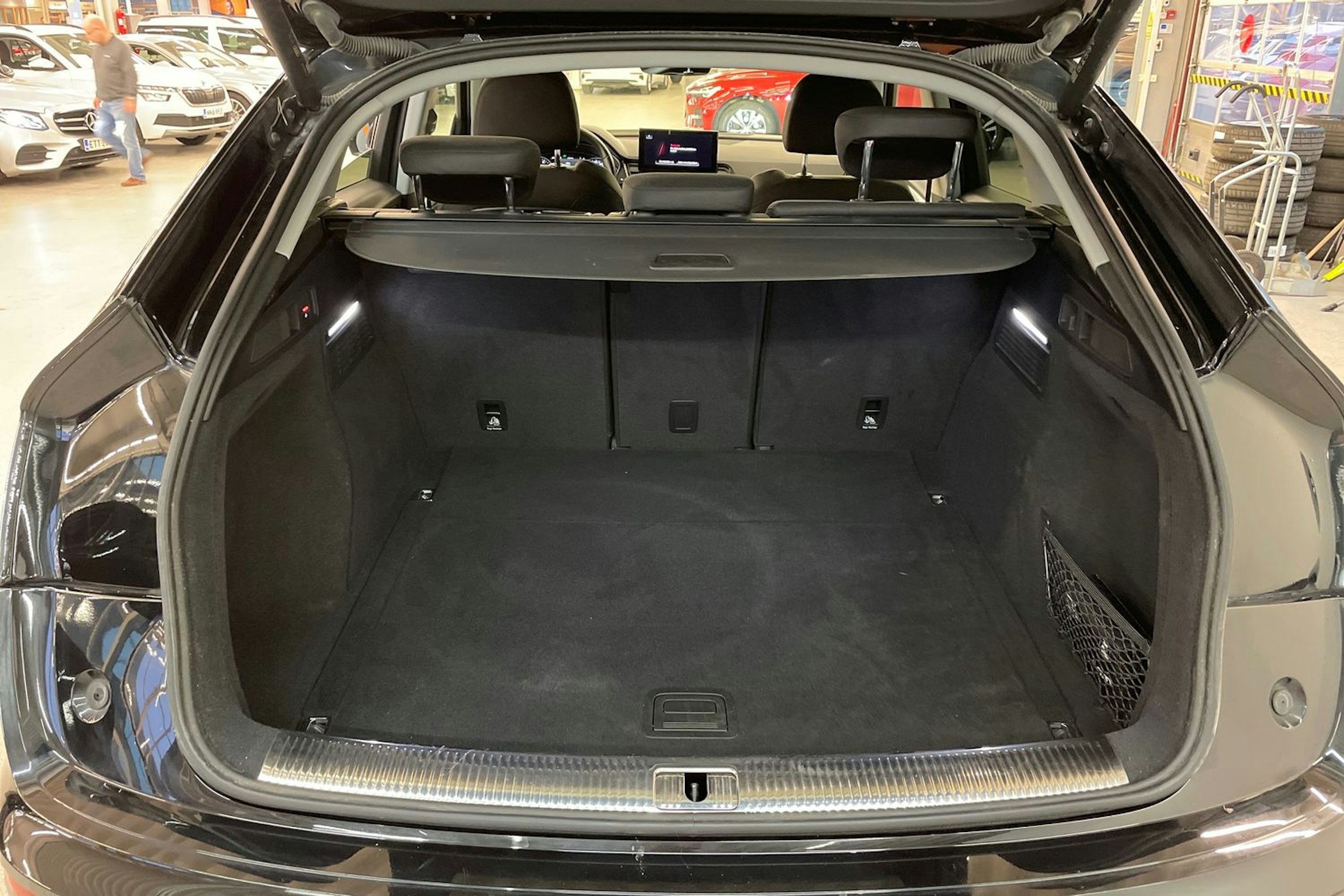 musta Audi Q5 2021 kuva 23.